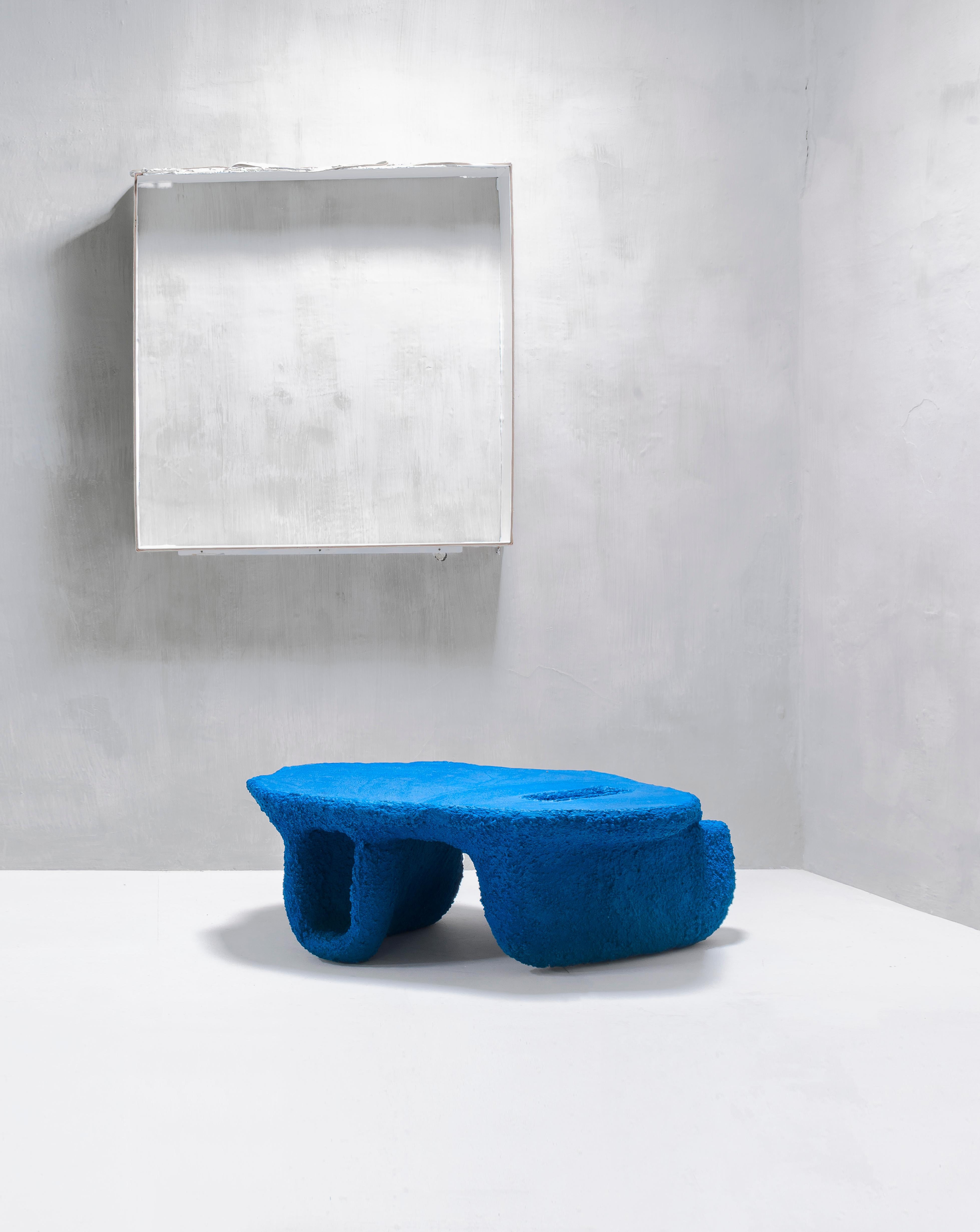 Table basse La Mesa de Tellurico
Édition limitée de  6 + 1 A.P. Pièces.
Signé et numéroté.
Dimensions : 108 x 102 x 42 cm : D 108 x L 102 x H 42 cm.
Matériaux : S.I.C.M. (Special composite mixture).

Après avoir obtenu un master en design contextuel