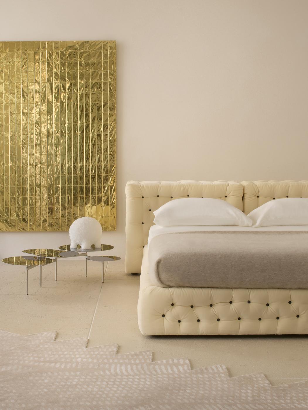 Le lit Michetta, conçu par Gaetano Pesce pour Meritalia, prolonge la douceur emblématique et la modularité ludique du système d'assise original dans le domaine du confort nocturne. Ses volumes généreux, au rembourrage irrégulier, créent un paysage