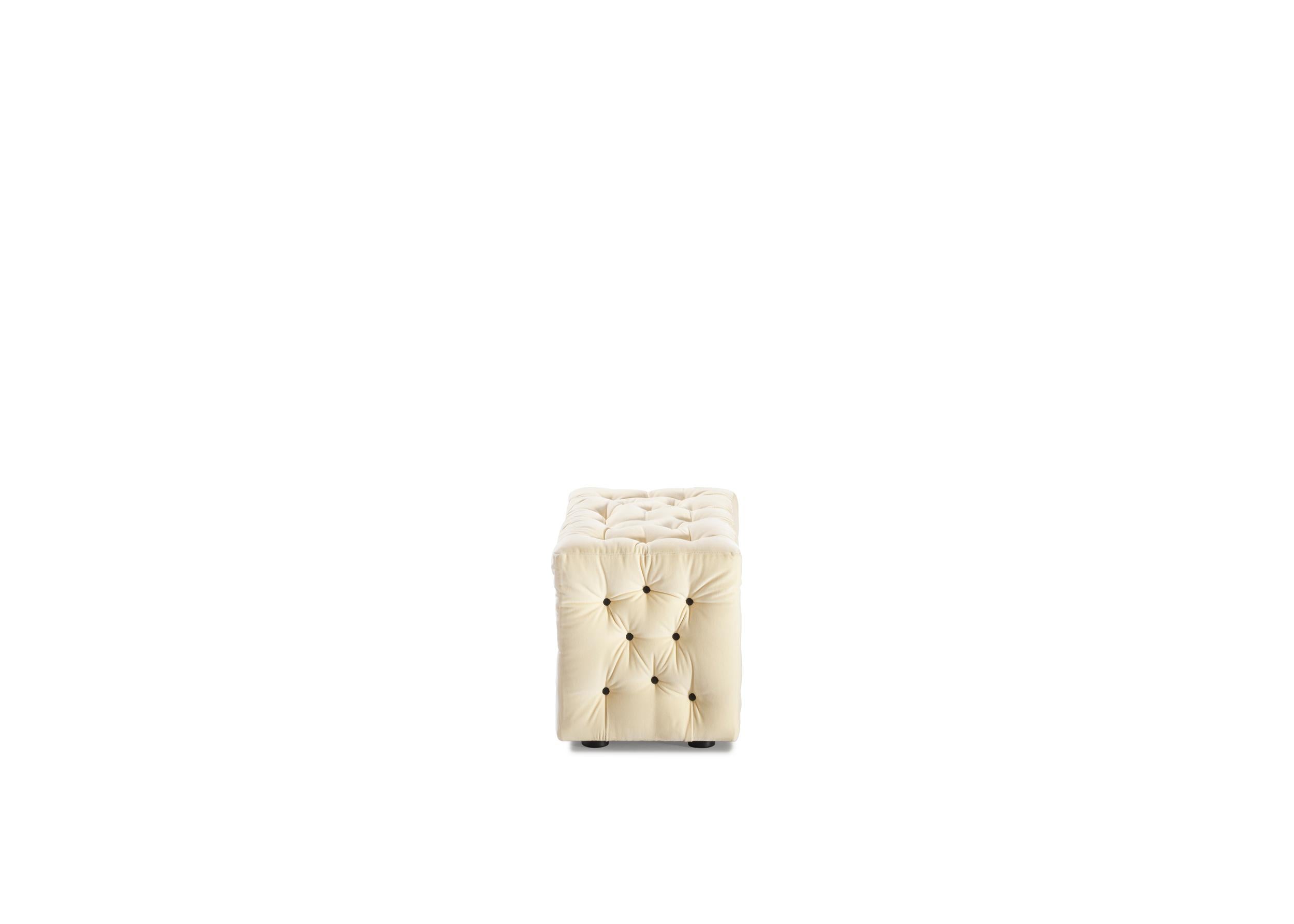 Divano modulare, composto da moduli eclettici, disponibili in diverse dimensioni e colori, che possono essere continuamente riorganizzati in base ai gusti e alle esigenze.

La Michetta di Gaetano Pesce per Meritalia è un divano che non si conforma a