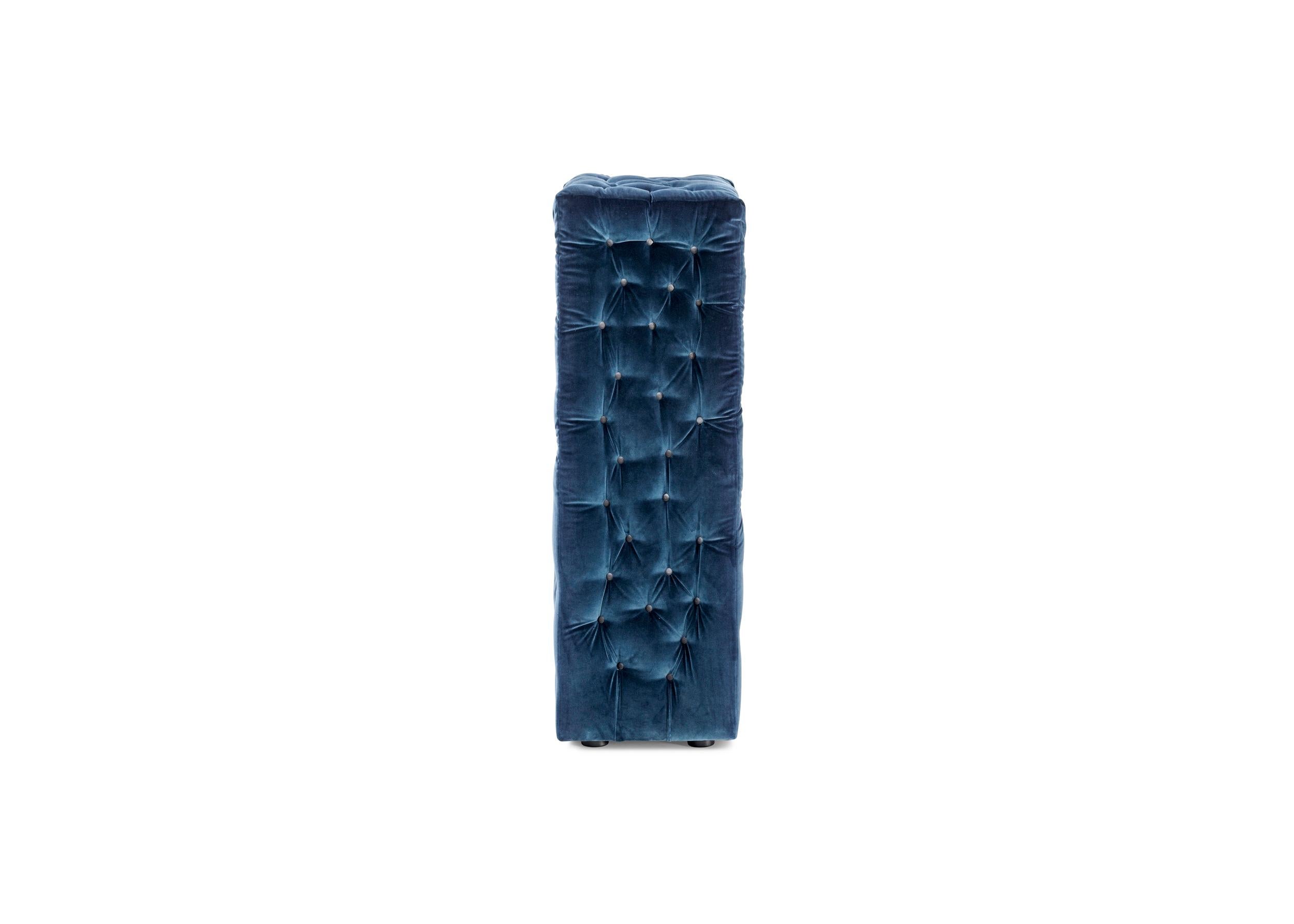 Divano modulare, composto da moduli eclettici, disponibili in diverse dimensioni e colori, che possono essere continuamente riorganizzati in base ai gusti e alle esigenze.

La Michetta di Gaetano Pesce per Meritalia è un divano che non si conforma a