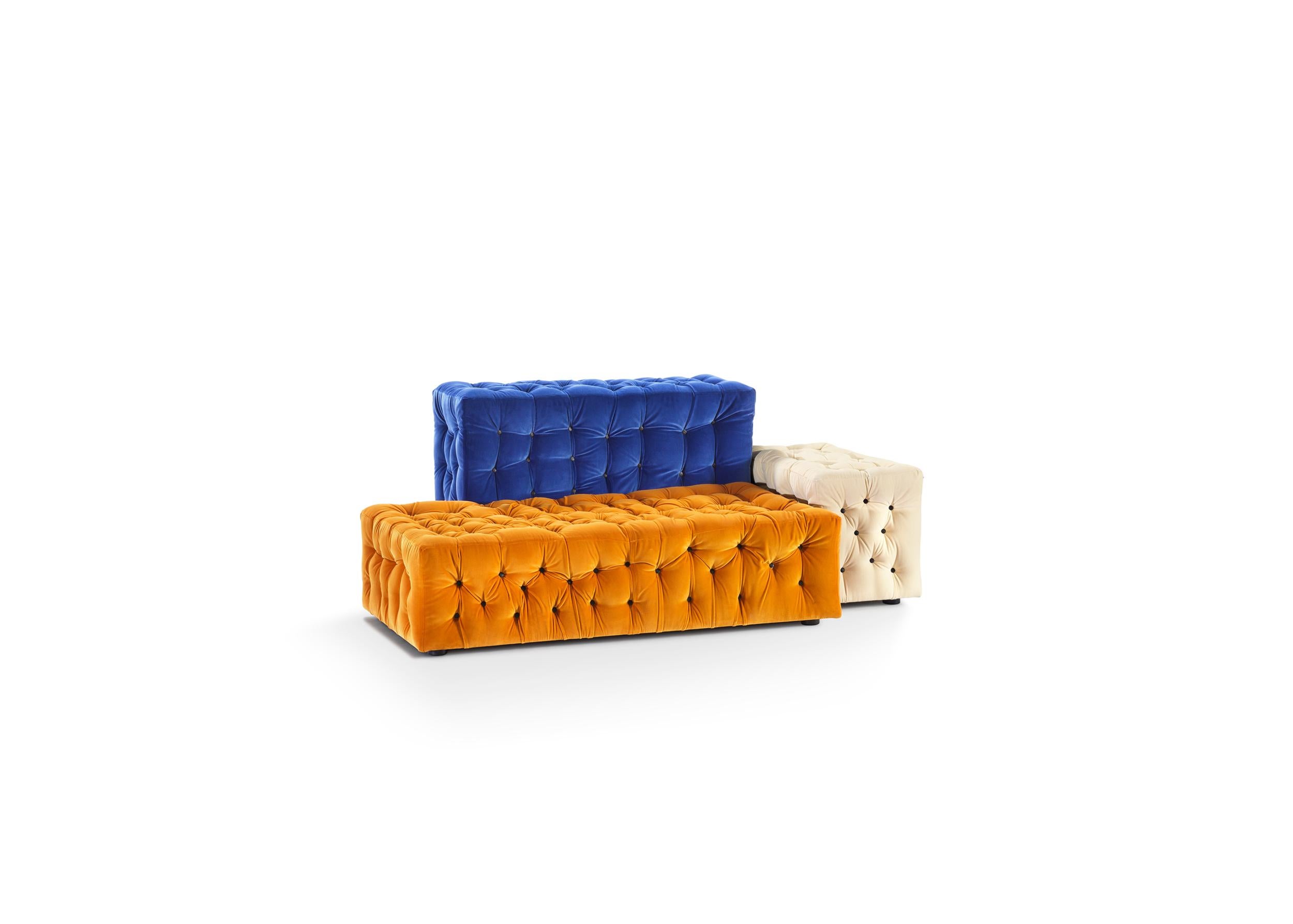 Divano modulare, composto da moduli eclettici, disponibili in diverse dimensioni e colori, che possono essere continuamente riorganizzati in base ai gusti e alle esigenze.

La Michetta di Gaetano Pesce per Meritalia è un divano che non si conforma a