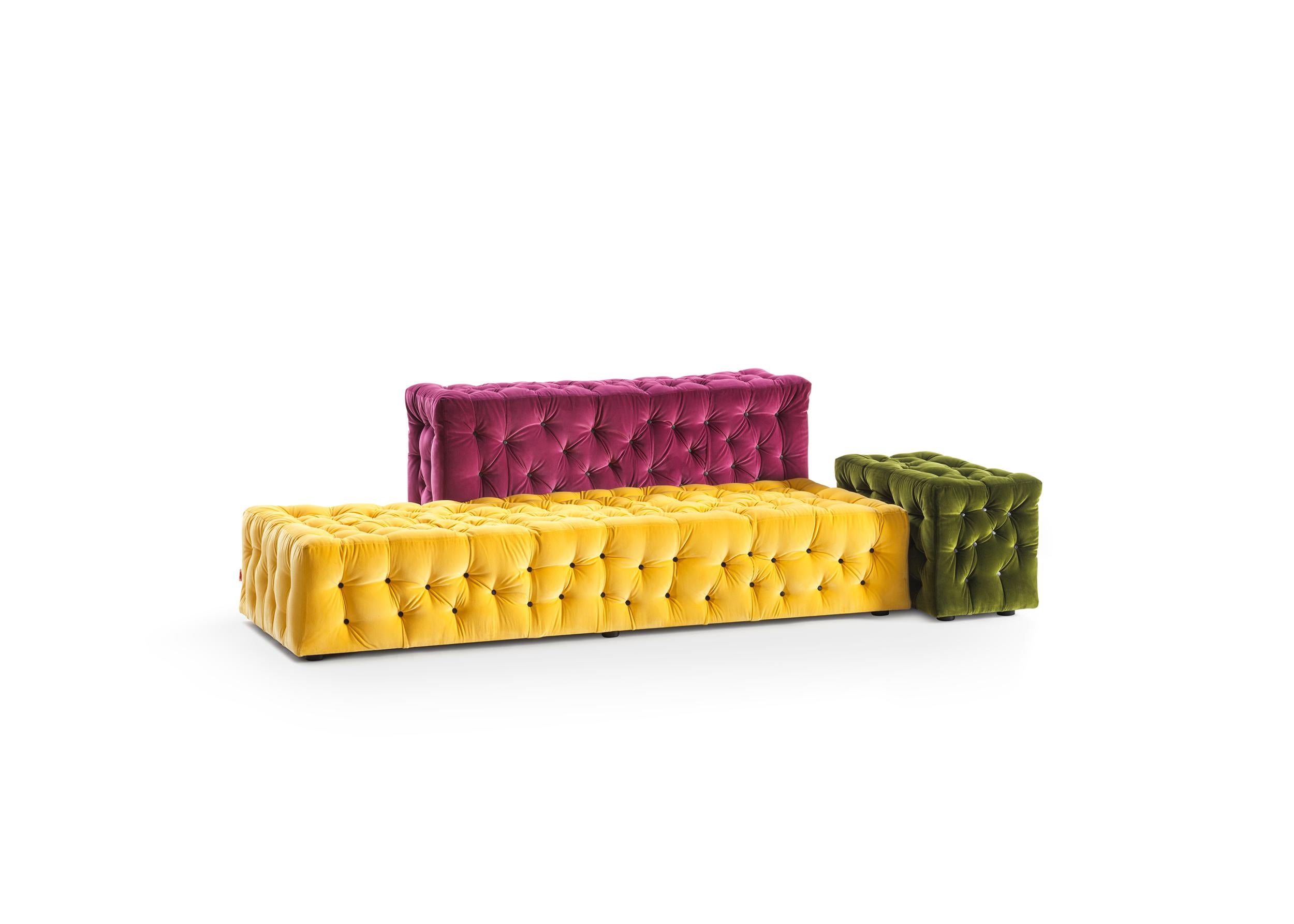 Divano modulare, composto da moduli eclettici, disponibili in diverse dimensioni e colori, che possono essere continuamente riorganizzati in base ai gusti e alle esigenze.

La Michetta di Gaetano Pesce per Meritalia è un divano che non si conforma a