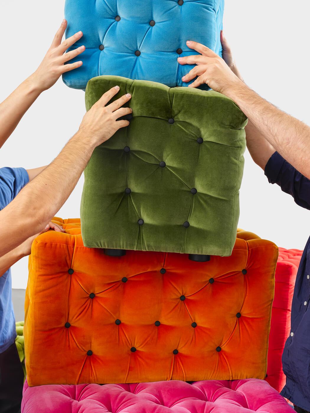 Sofá modular, formado por módulos eclécticos, disponibles en distintos tamaños y colores, que se pueden reorganizar continuamente según el gusto y las necesidades.

La Michetta de Gaetano Pesce para Meritalia es un sofá que no se ajusta a un estilo