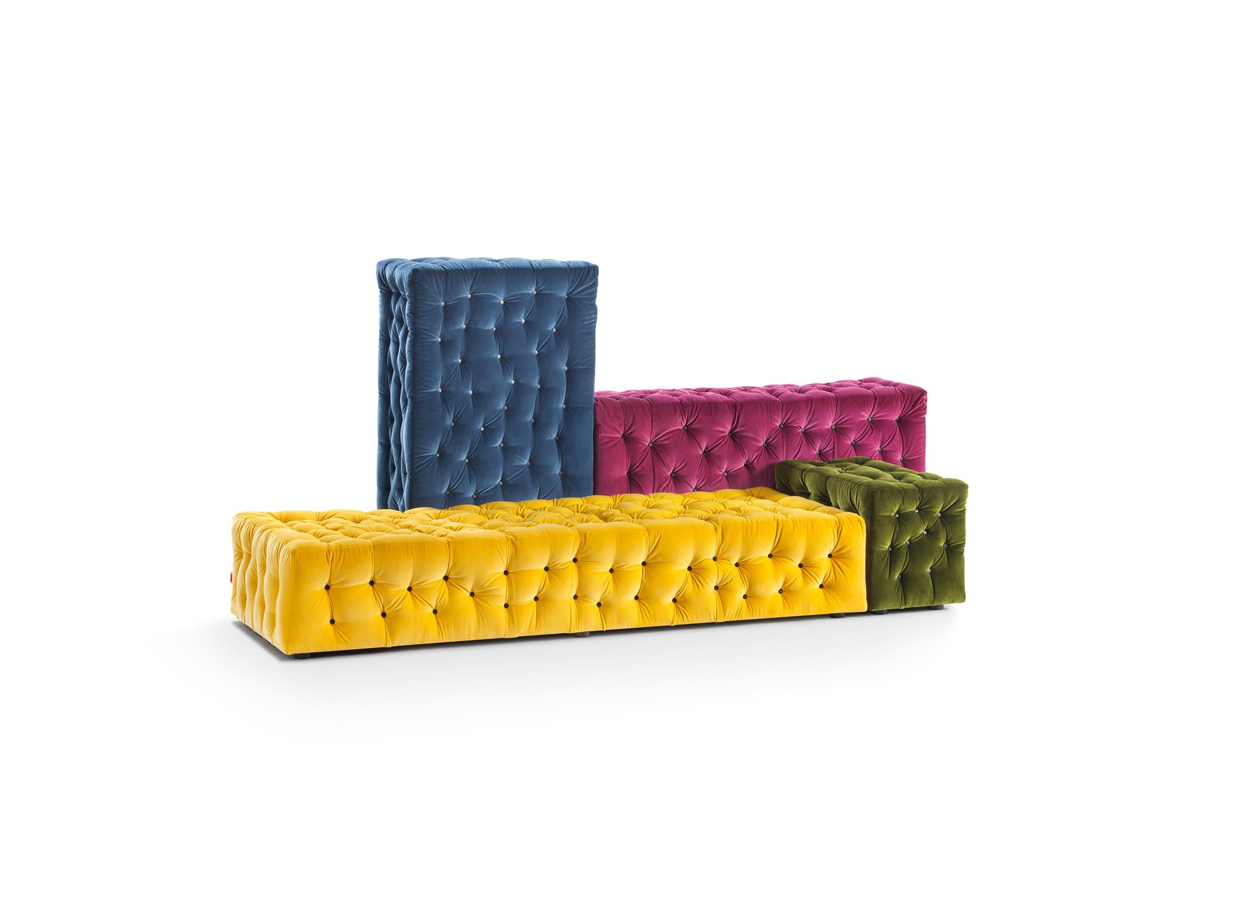 Divano modulare, composto da moduli eclettici, disponibili in diverse dimensioni e colori, che possono essere continuamente riorganizzati in base ai gusti e alle esigenze.

La Michetta di Gaetano Pesce per Meritalia è un divano che non si conforma a