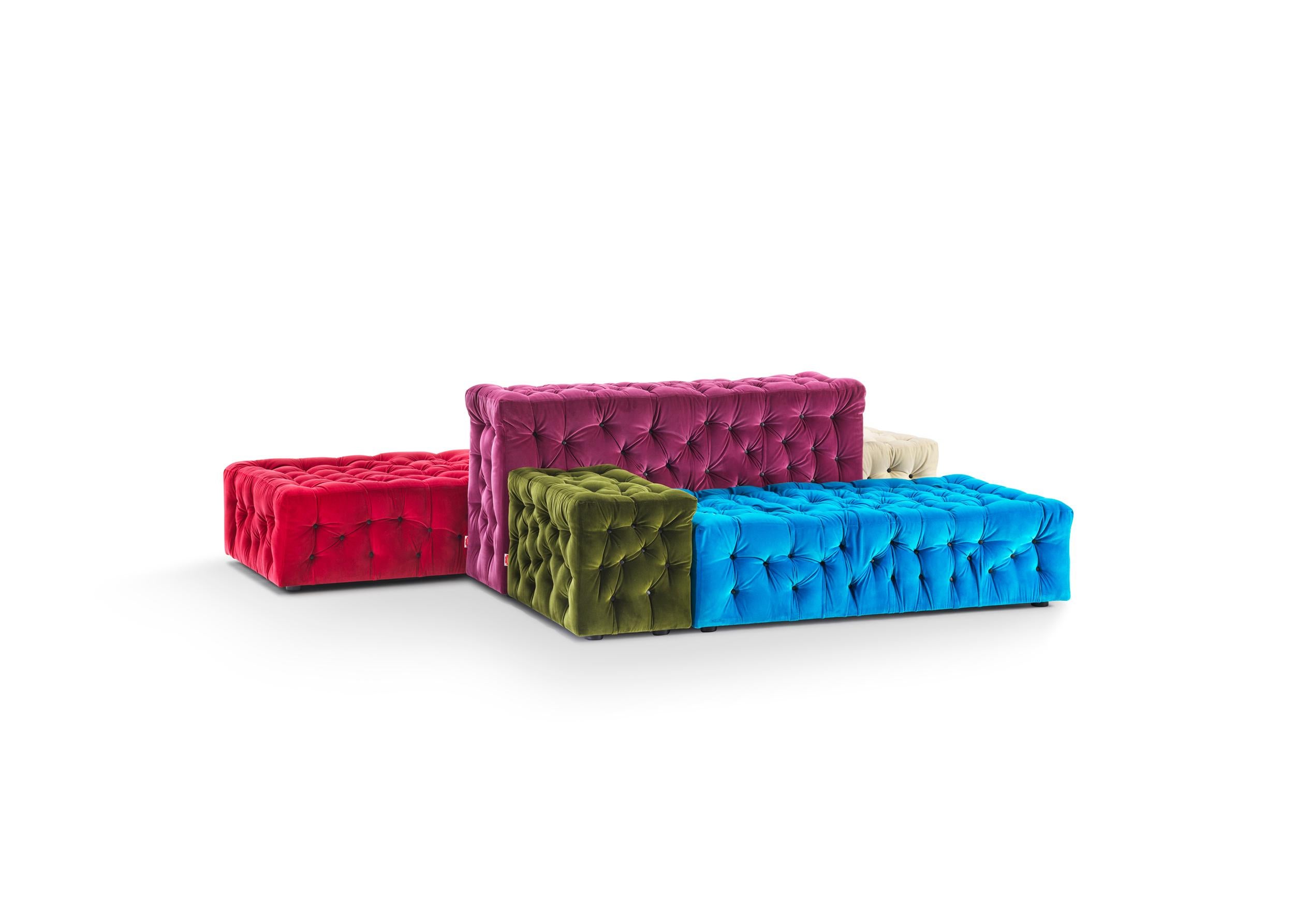 Divano modulare, composto da moduli eclettici, disponibili in diverse dimensioni e colori, che possono essere continuamente riorganizzati in base ai gusti e alle esigenze.

La Michetta di Gaetano Pesce per Meritalia è un divano che non si conforma a