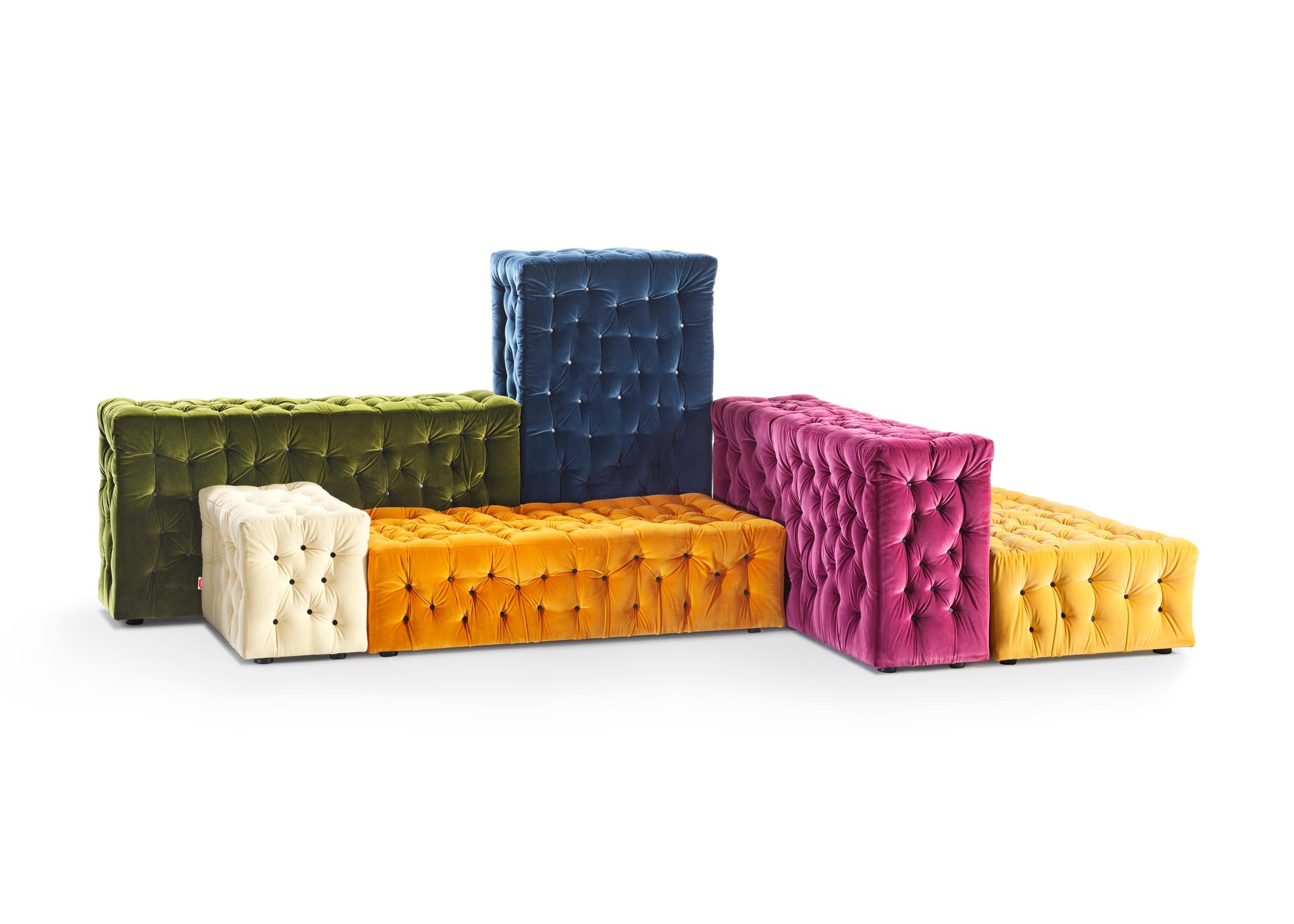 Divano modulare, composto da moduli eclettici, disponibili in diverse dimensioni e colori, che possono essere continuamente riorganizzati in base ai gusti e alle esigenze.

La Michetta di Gaetano Pesce per Meritalia è un divano che non si conforma a