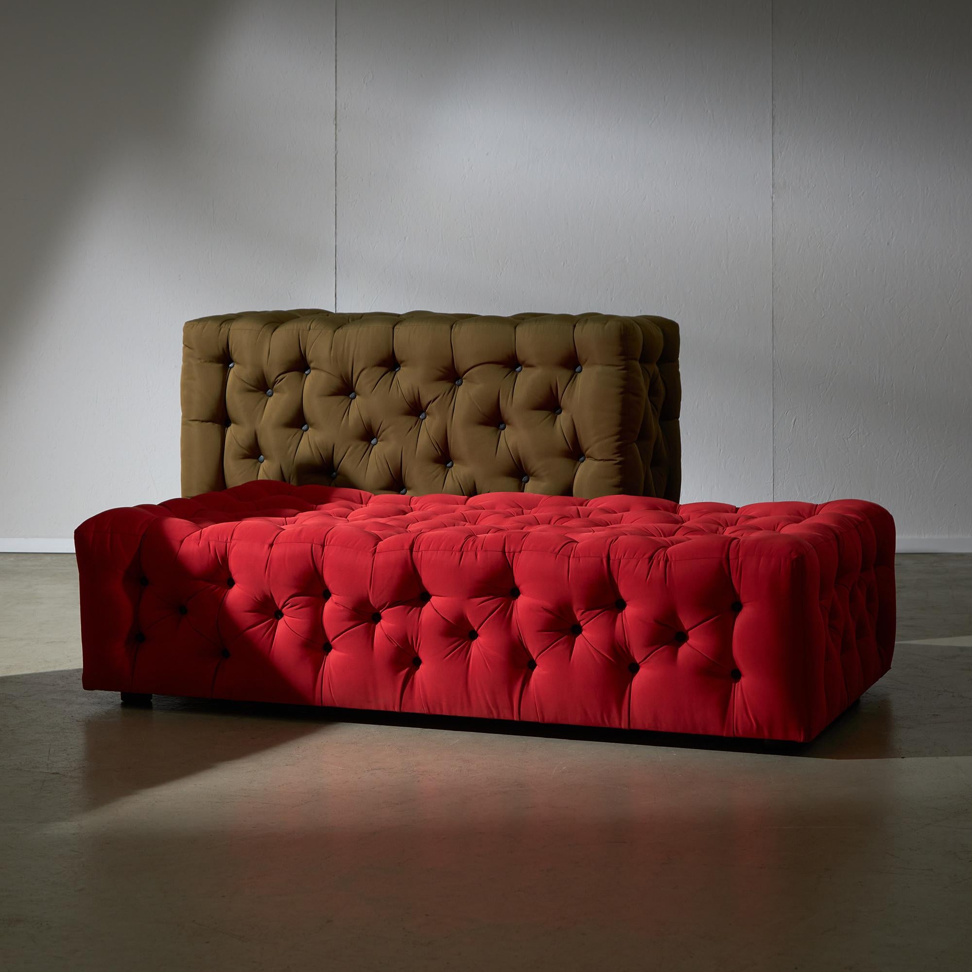 Gaetano Pesce a créé La Michetta comme une conversation amusante entre ses idées, le travail d'artisans qualifiés et les personnes qui l'utilisent. La Michetta s'inspire d'un simple pain milanais appelé michetta, dont l'aspect peut varier même s'il