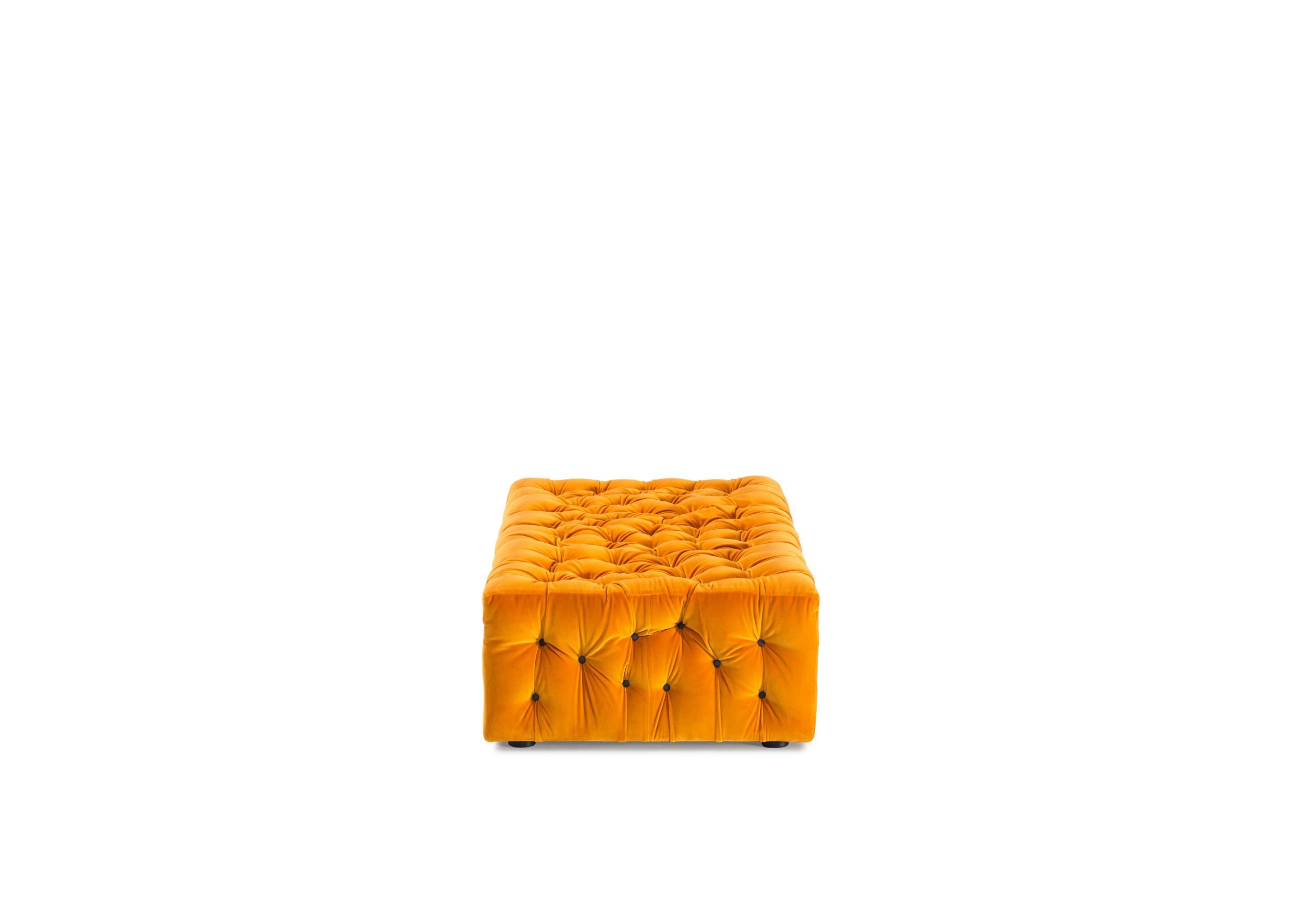 Canapé modulable, composé de modules éclectiques, disponibles en différentes tailles et couleurs, qui peuvent être continuellement réarrangés en fonction des goûts et des besoins.

La Michetta de Gaetano Pesce pour Meritalia est un canapé qui ne se