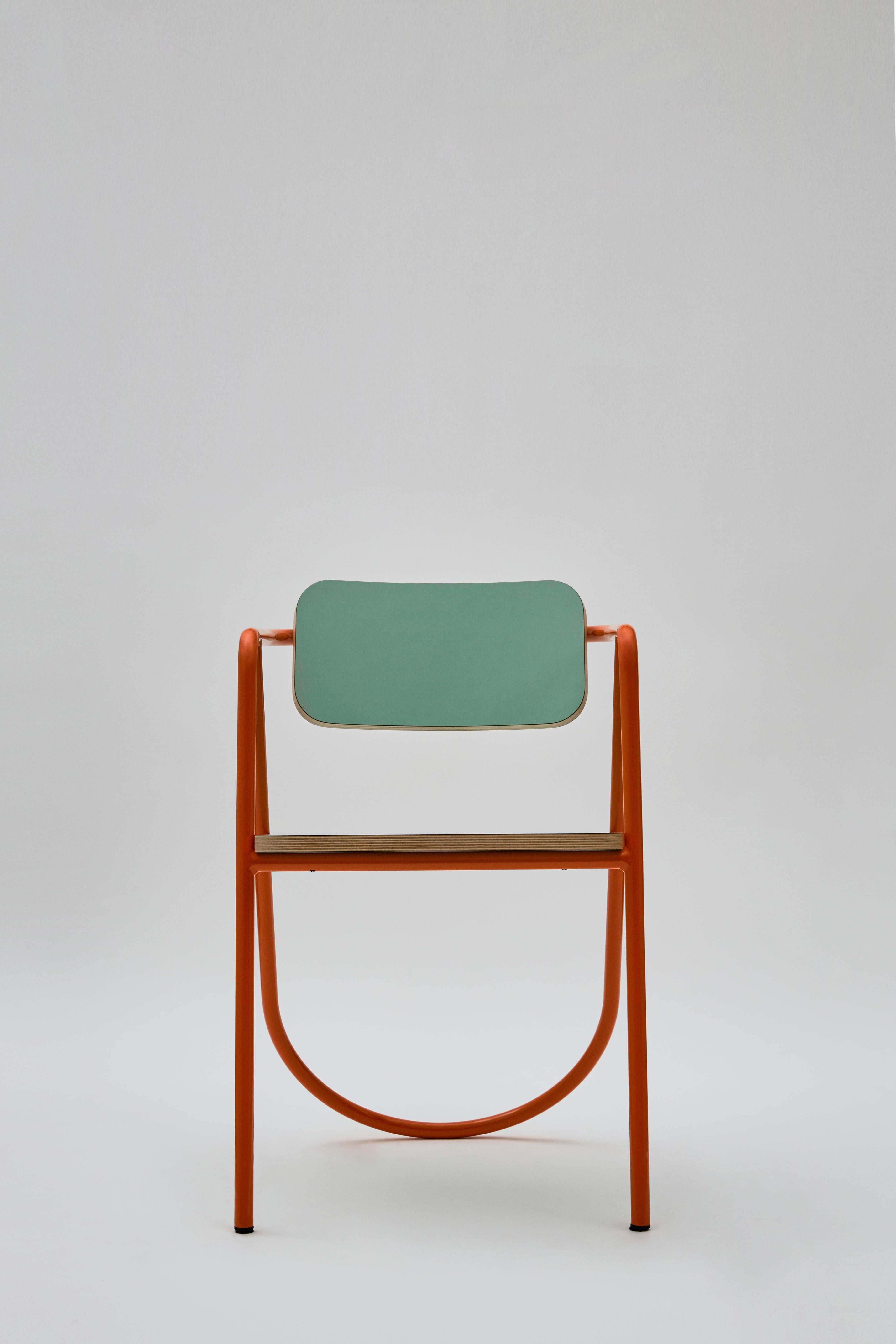 Airy and colorful, the design of this armchair makes it a superb addition to retro-inspired homes or contemporary decors one wants to accent with an eclectic twist. The teal-finished wooden backrest and seat are mounted on a cylindrical steel frame