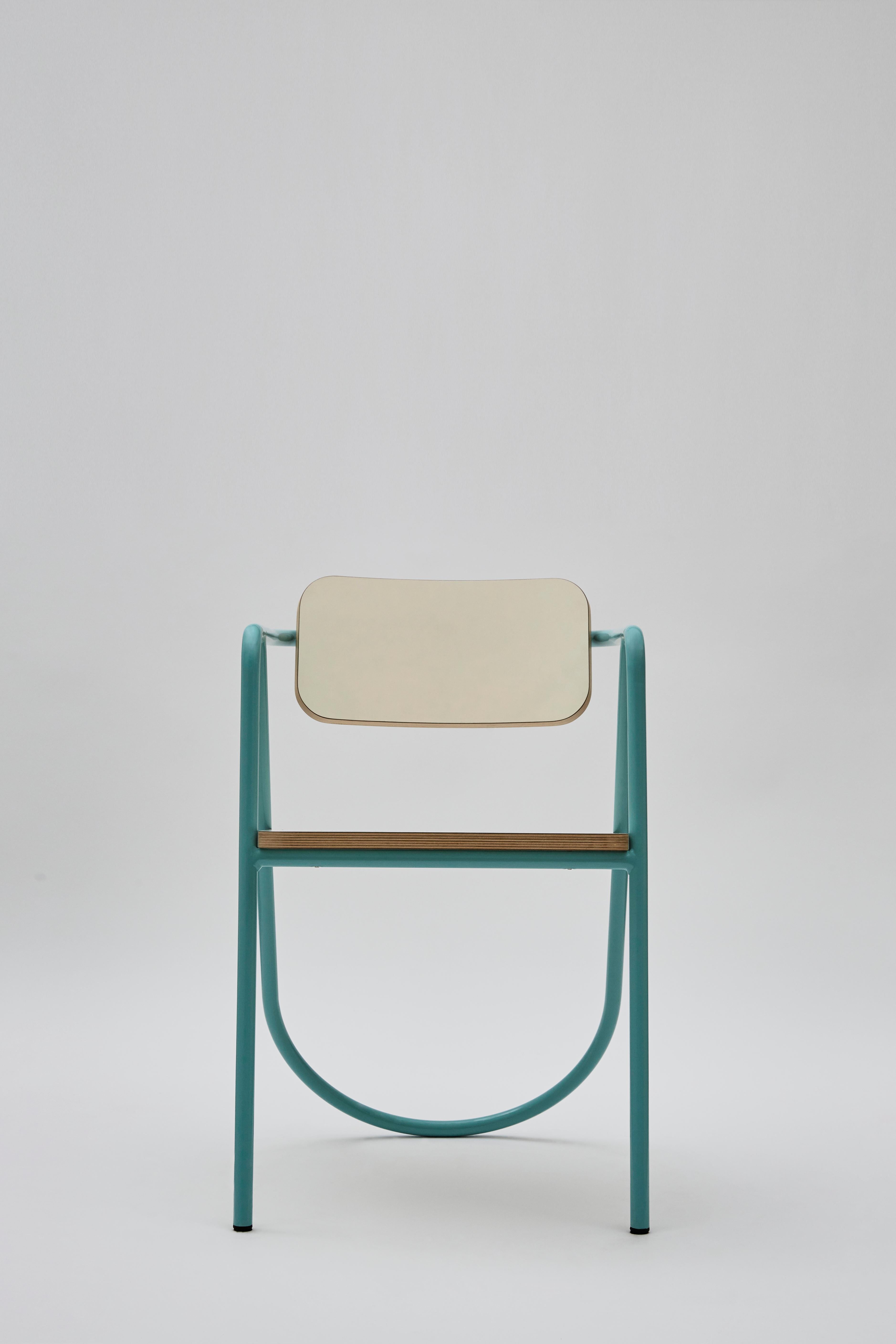Cet intriguant fauteuil de la collection La Misciù fait écho à une inspiration vintage et révèle simultanément un fort attrait contemporain. L'utilisation courageuse des courbes pour le cadre cylindrique en acier se combine bien avec les coins