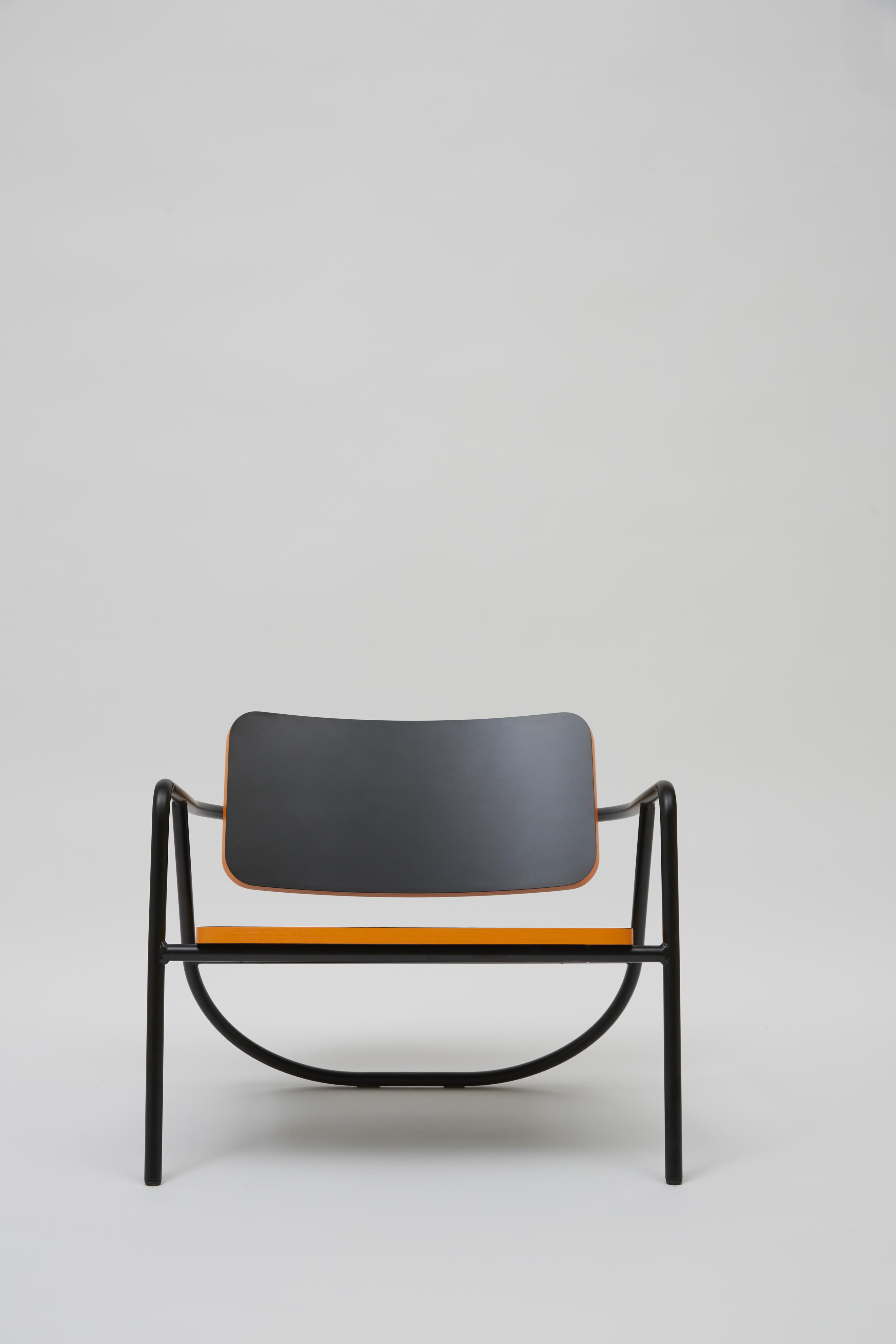 Brutal and minimalist both in its design and the choice of materials. This is La Misciù easy chair, made up of a bent steel structure and a birch plywood top.