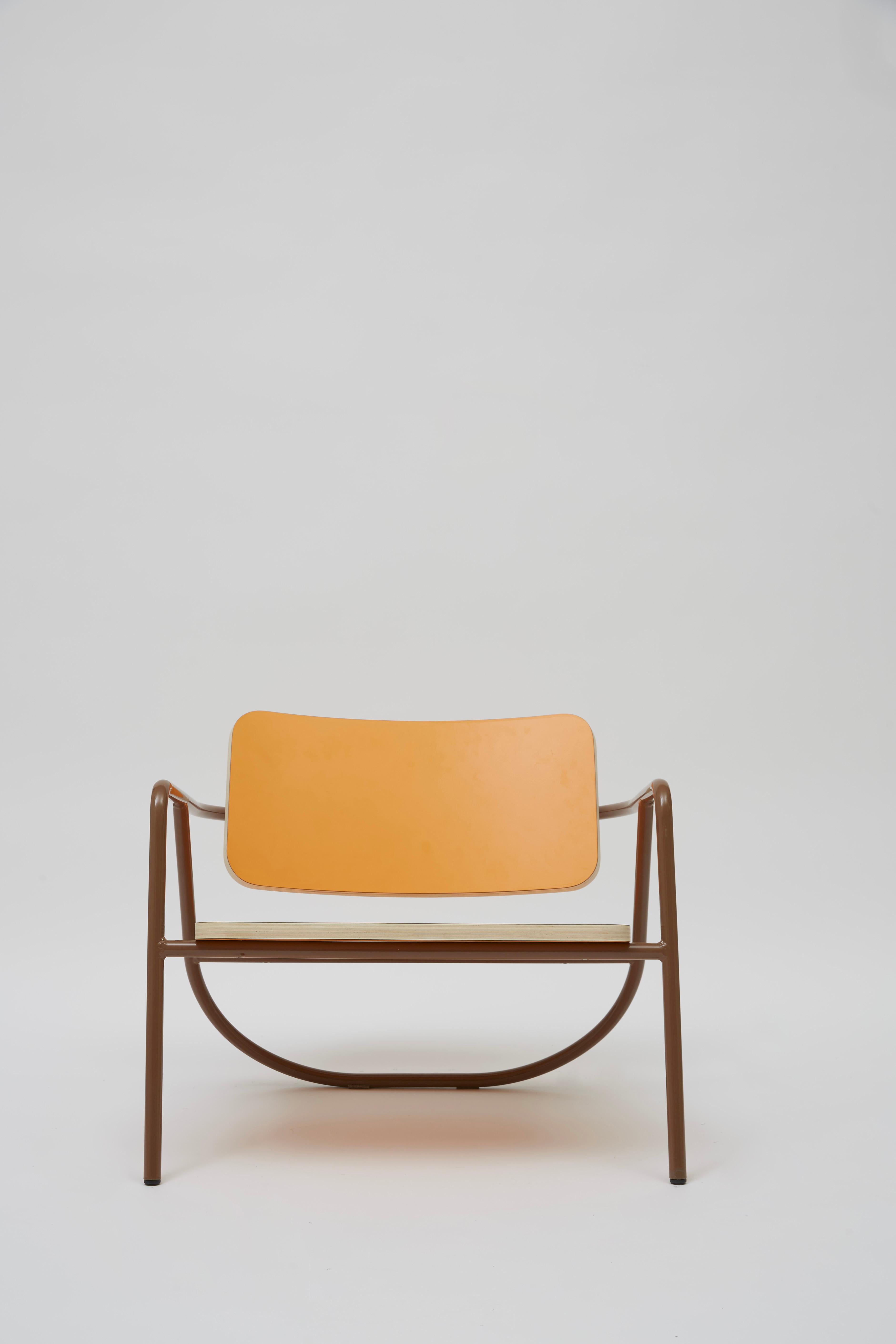 Brutal and minimalist both in its design and the choice of materials. This is La Misciù easy chair, made up of a bent steel structure and a birch plywood top.