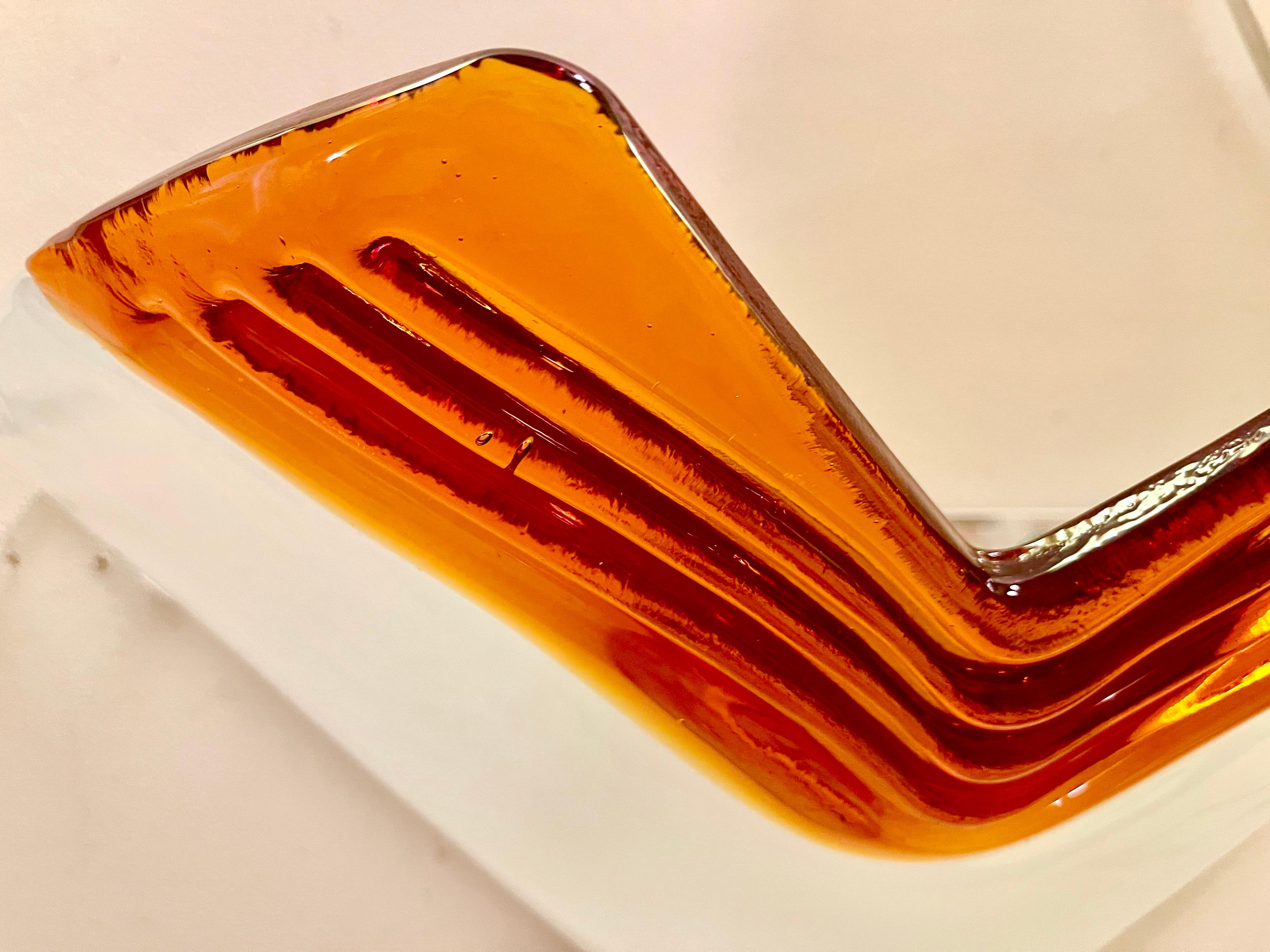 Besondere Merkmale der La murrina Murano Glas Wandleuchter
Design und Ästhetik
- • La murrina-Leuchten zeichnen sich durch ihre skulpturalen und künstlerischen Formen aus, die oft vom modernen italienischen Design der Mitte des Jahrhunderts