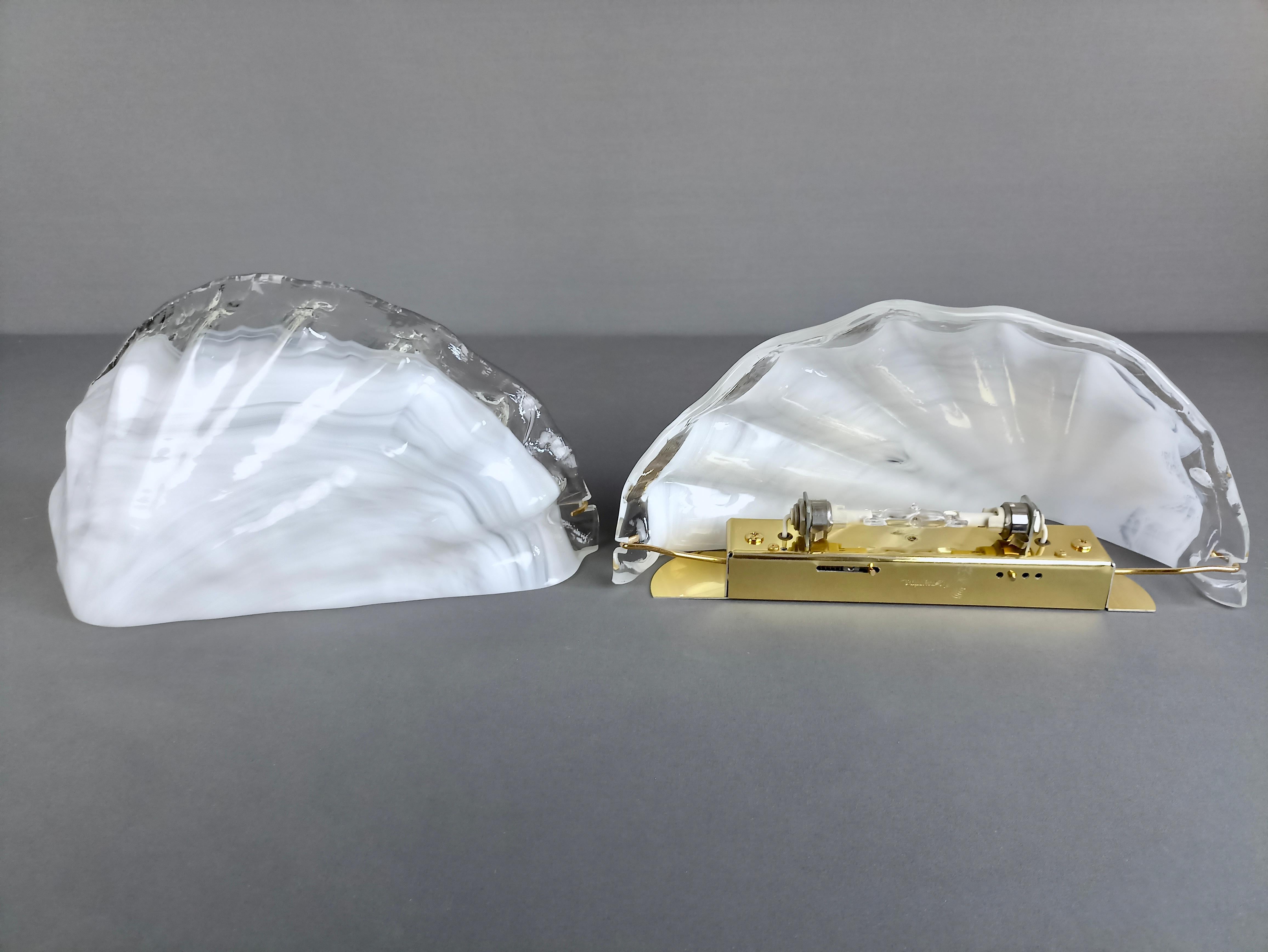 La Murrina 1990s pair of shell-shaped wall lamps in Murano glass and gilt metal. For Sale 3
