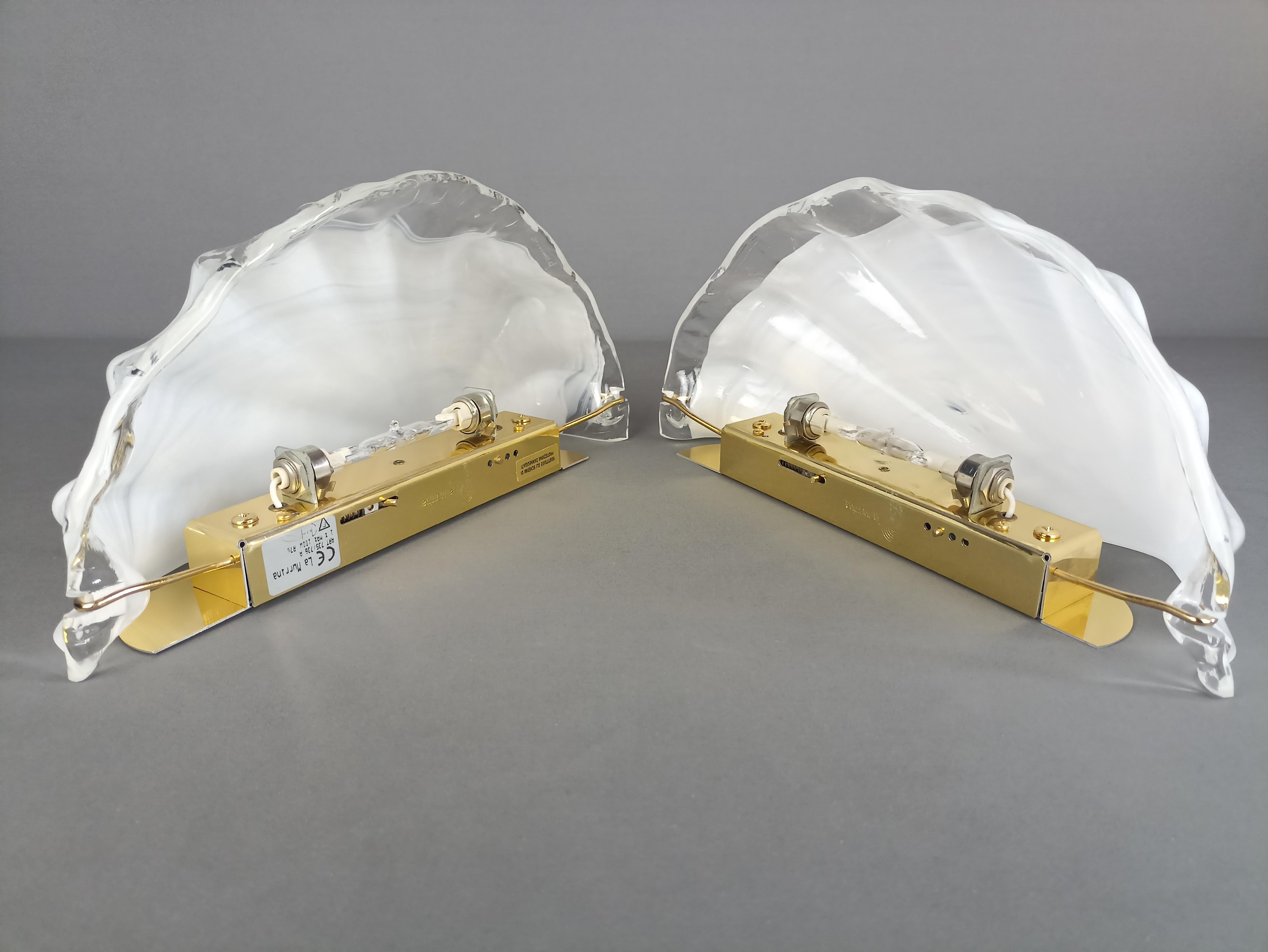 La Murrina 1990s pair of shell-shaped wall lamps in Murano glass and gilt metal. 4