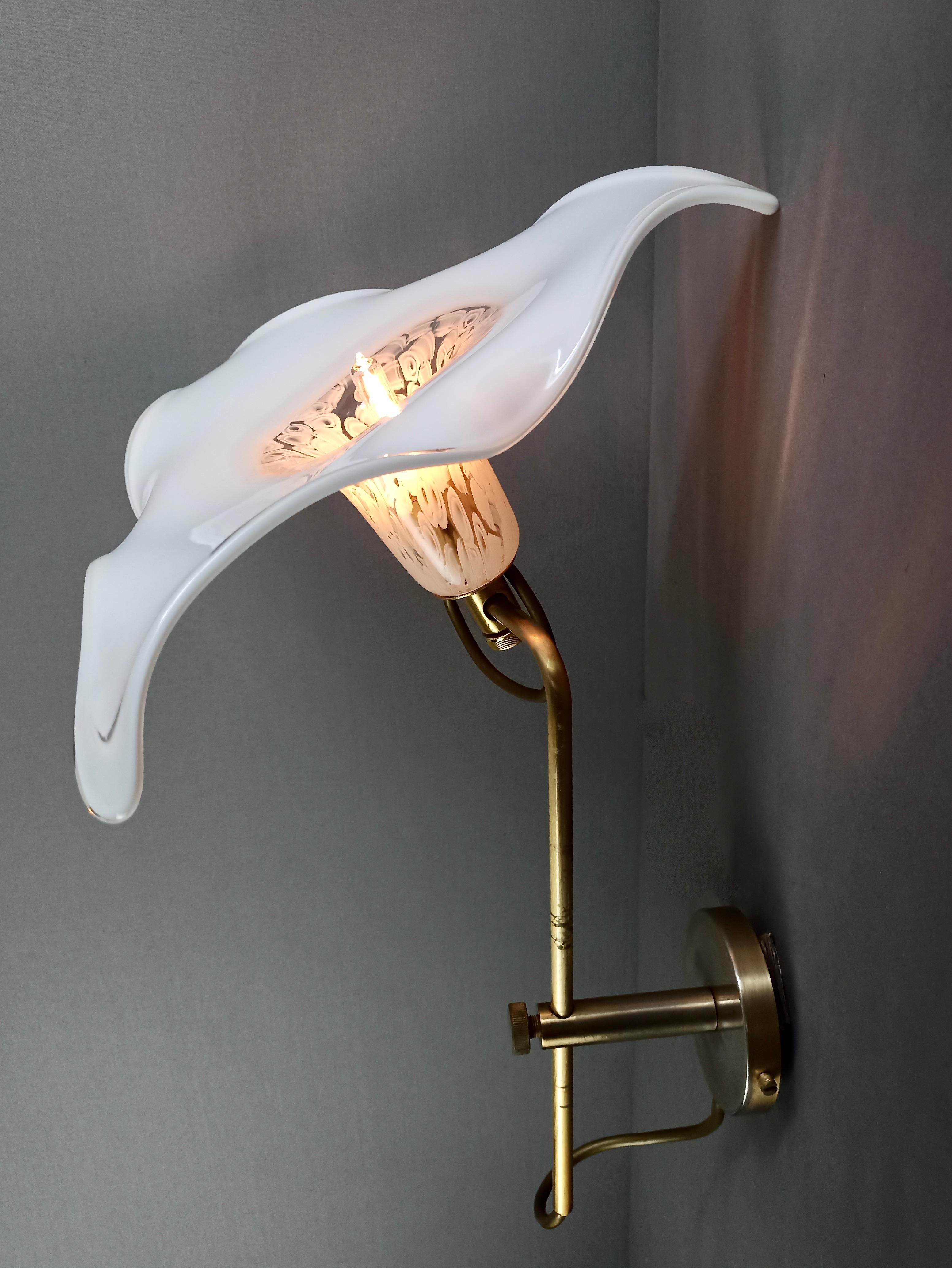 Italian La Murrina 90s adjustable one-light flower-shaped Murano glass single wall lamp. For Sale