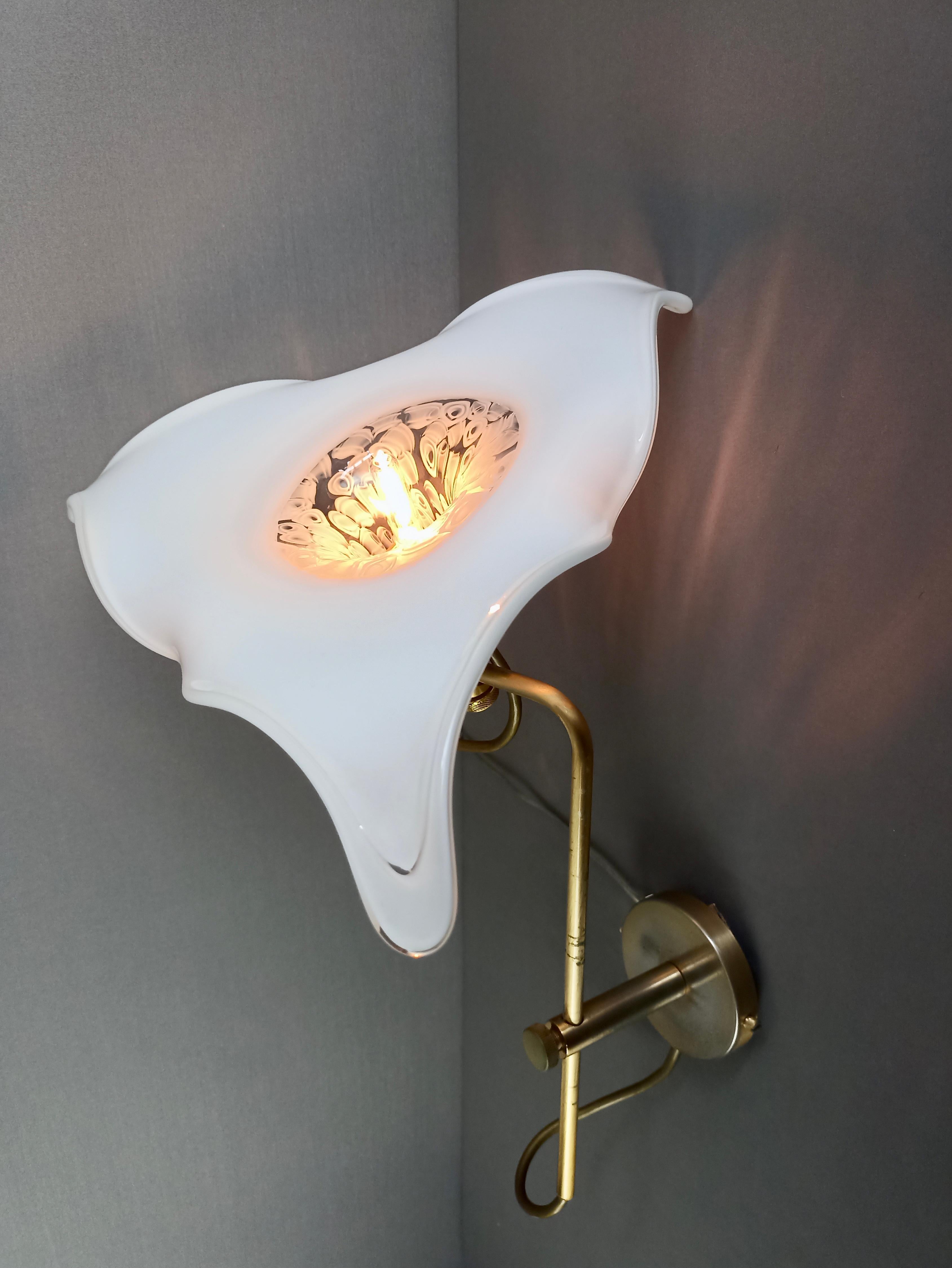 La Murrina 90s adjustable one-light flower-shaped Murano glass single wall lamp. In Good Condition For Sale In Caprino Veronese, VR