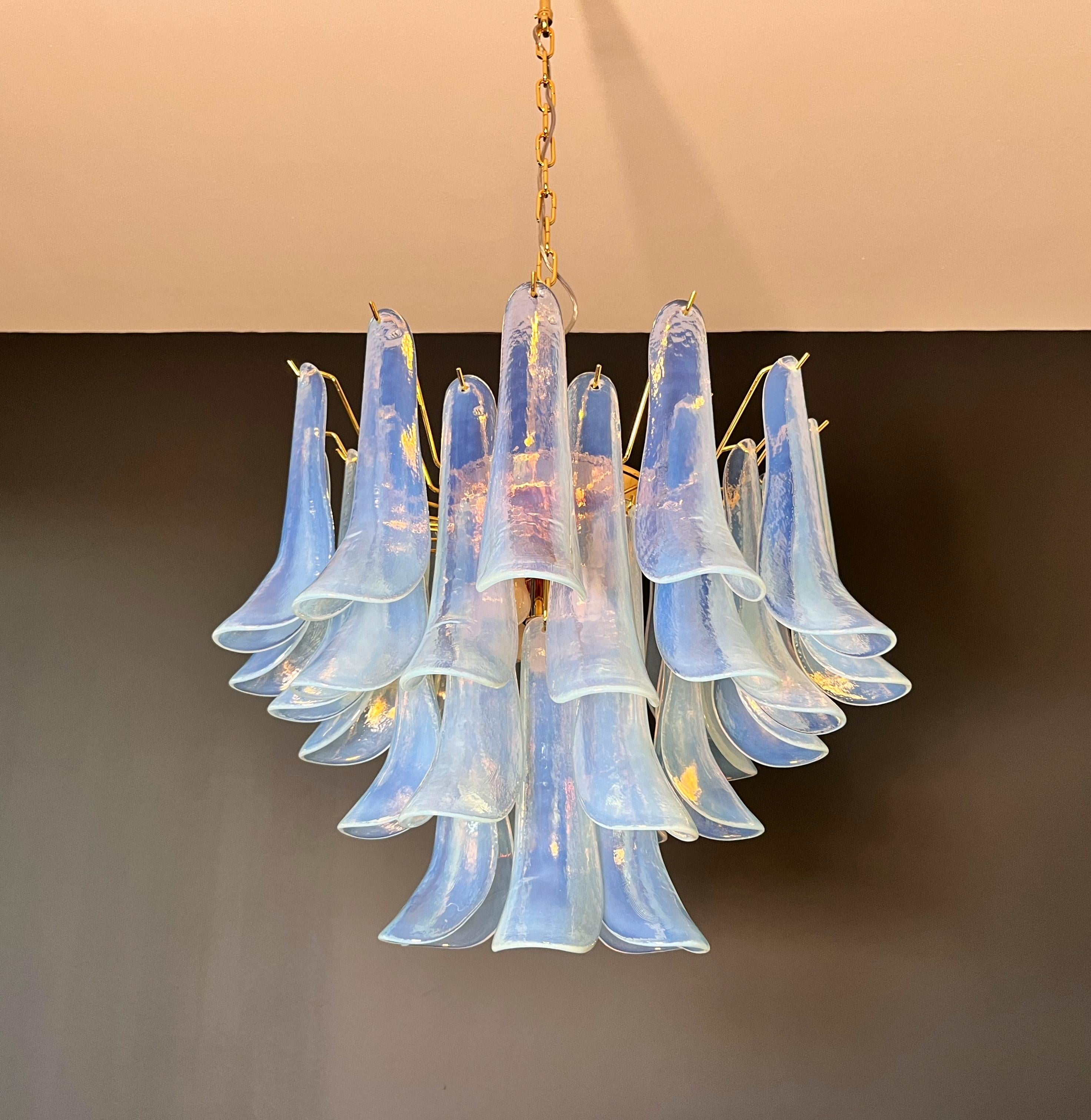 La Murrina glass chandelier - 36 opal petals - golden plated metal frame. In Good Condition For Sale In Gaiarine Frazione Francenigo (TV), IT
