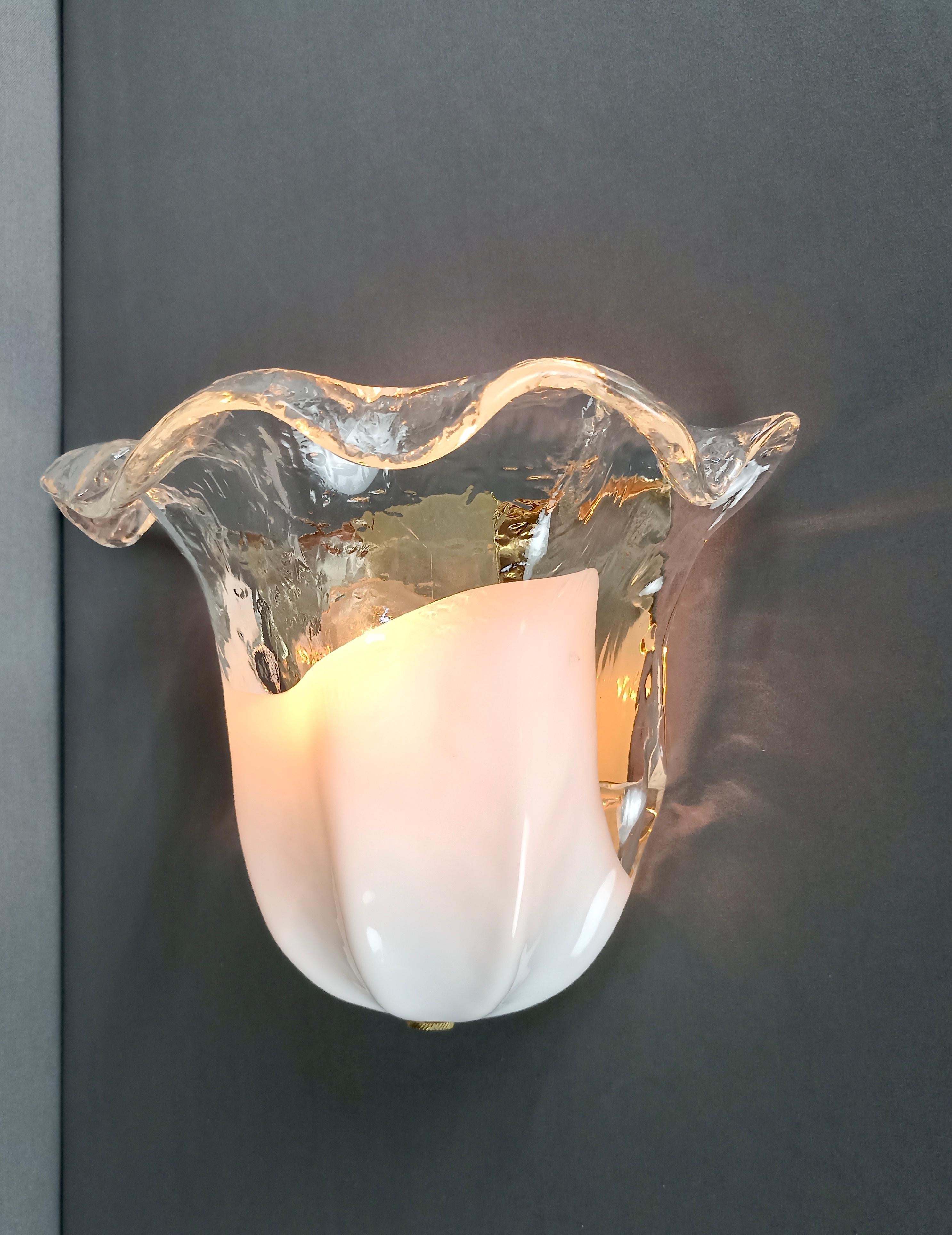 La Murrina Murano 1990s art glass and gilded metal one-light single wall lamp.  For Sale 3