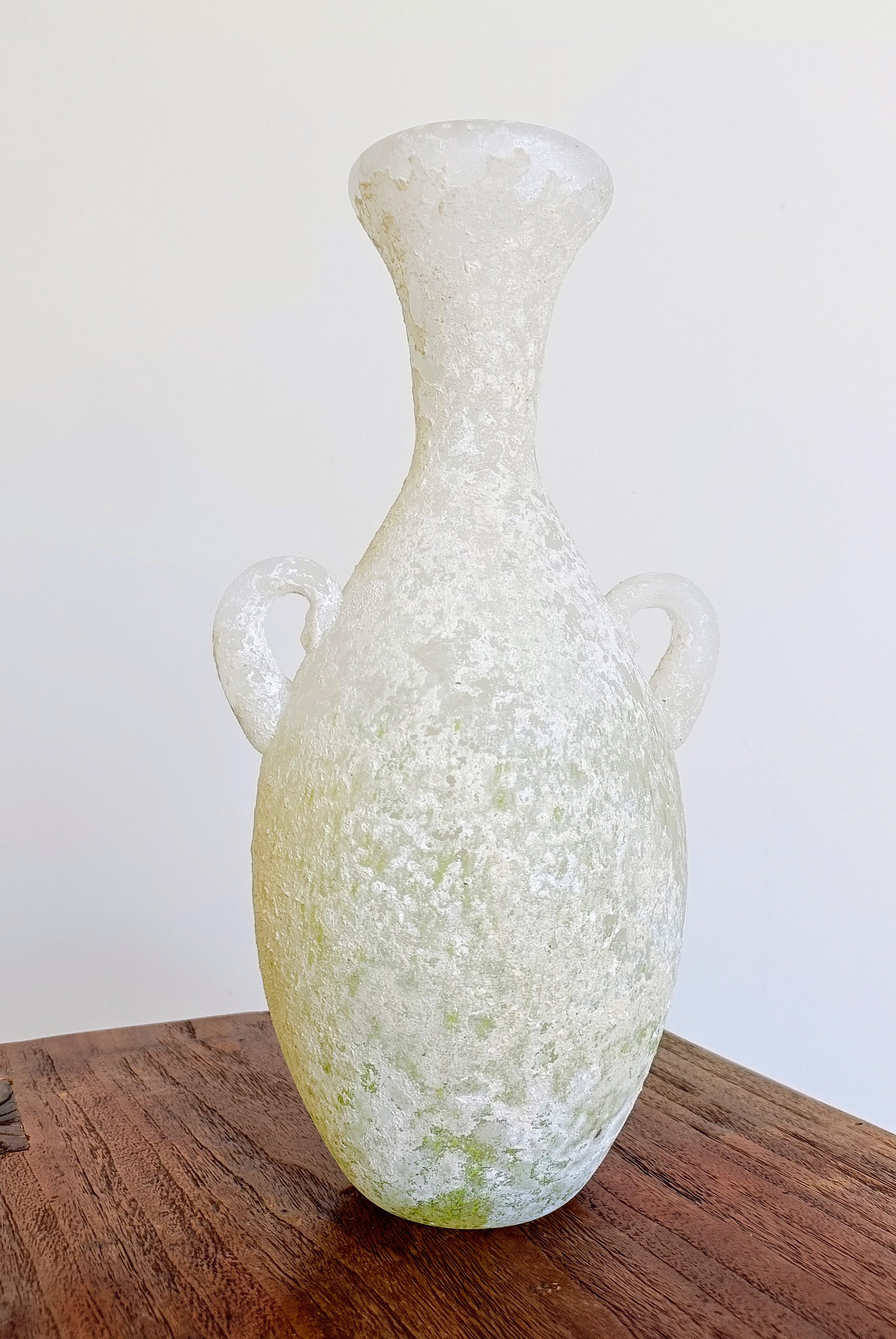 Vaso ad anfora in vetro di Murano con decorazione Scavo - Firmato

Questo vaso in vetro di Murano di La Murrina è un ottimo esempio di design del vetro veneziano del dopoguerra, che si distingue per la sua forma ad anfora e per l'applicazione della