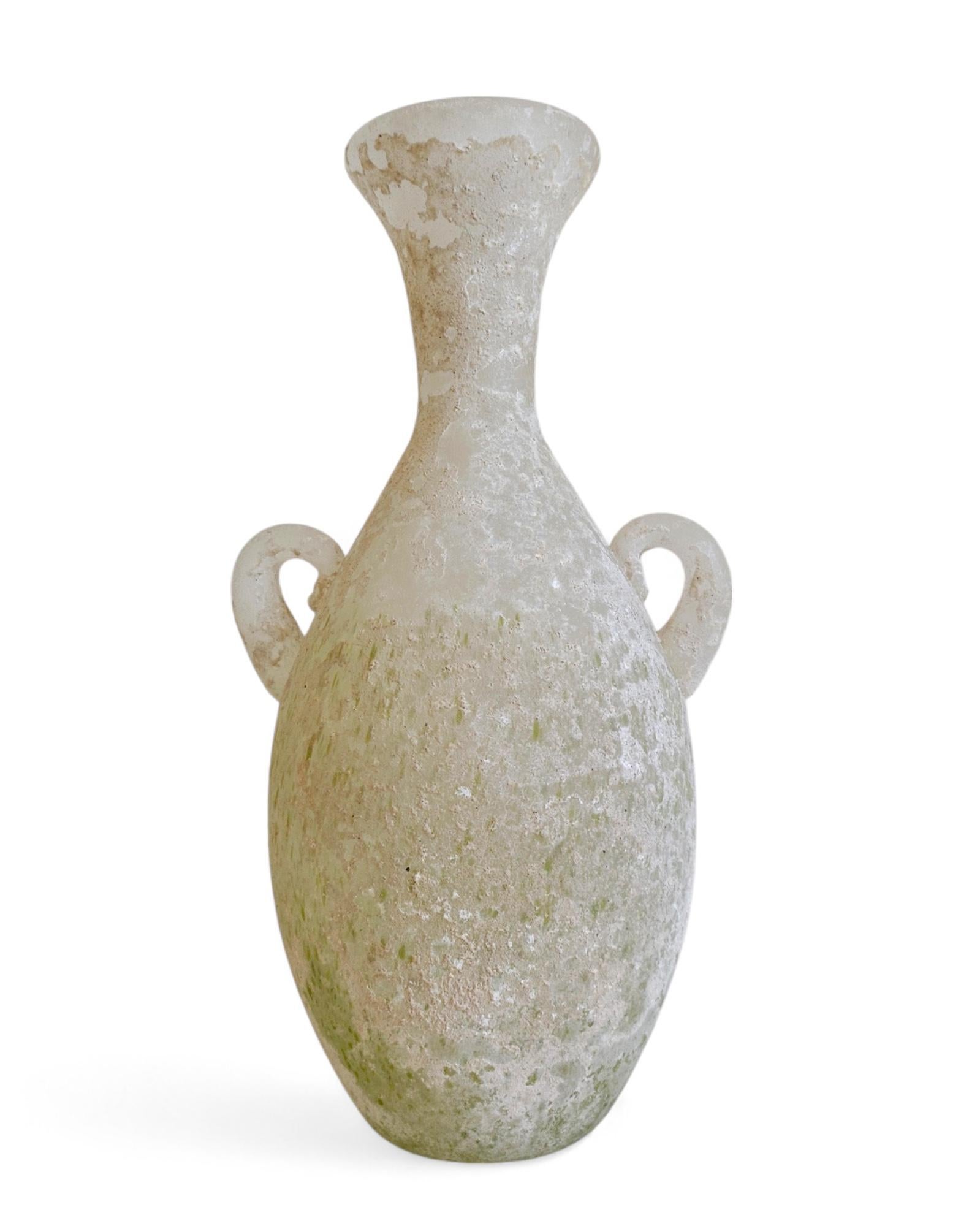 Italiano Vaso ad anfora in vetro di Murano con decorazione Scavo - Firmato in vendita