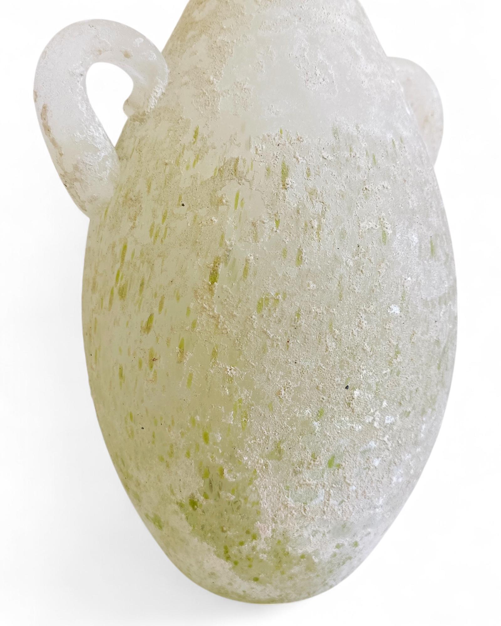 Metà XX secolo Vaso ad anfora in vetro di Murano con decorazione Scavo - Firmato in vendita