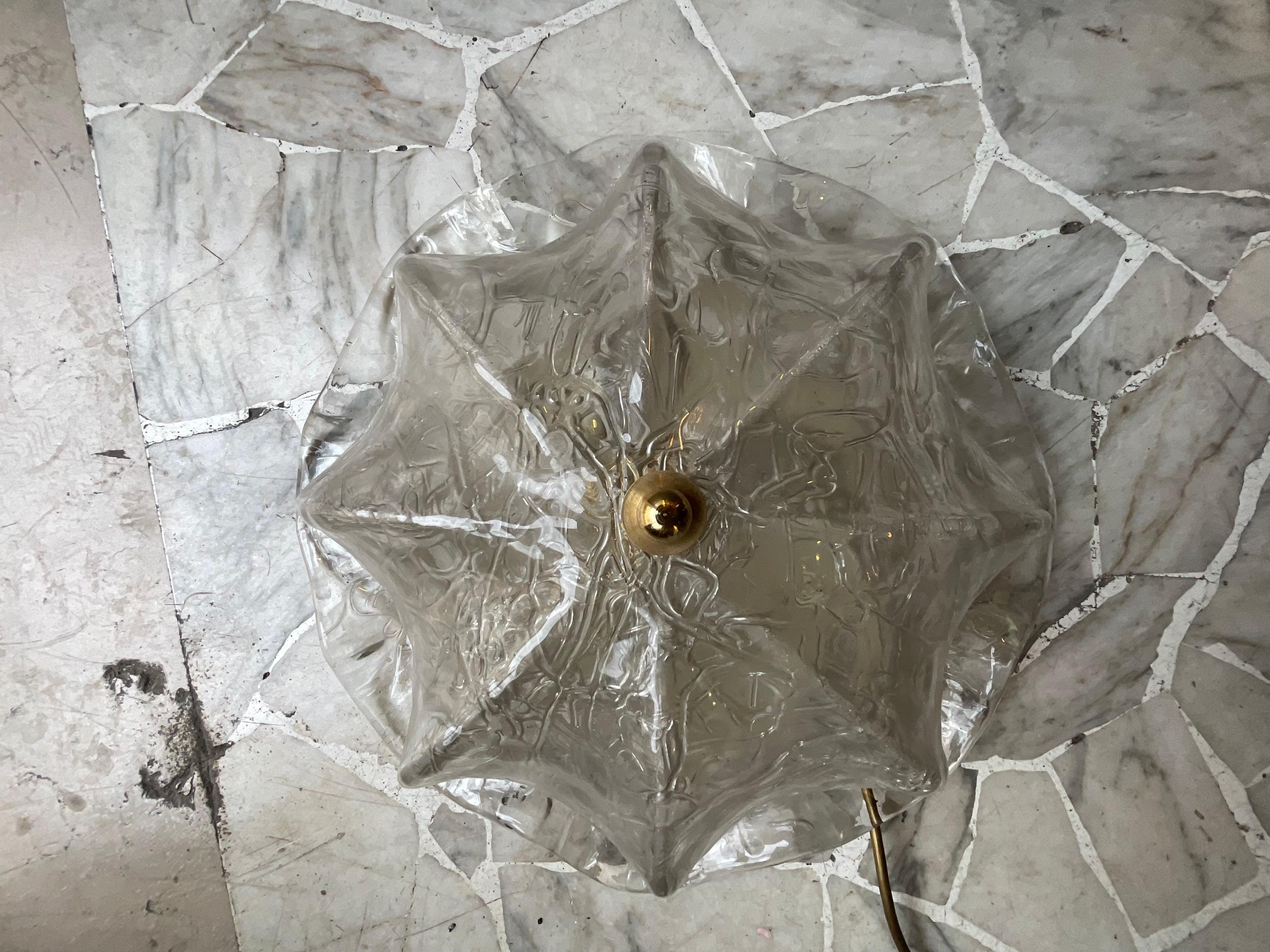 La murrina - Plafoniera in vetro di murano leggermente iridato ,originale anni 60, in perfetto stato.
Un modello molto particolare adatto a qualsiasi tipo di arredamento.
L'impianto elettrico, originale porta 3 lampadine attacco piccolo.