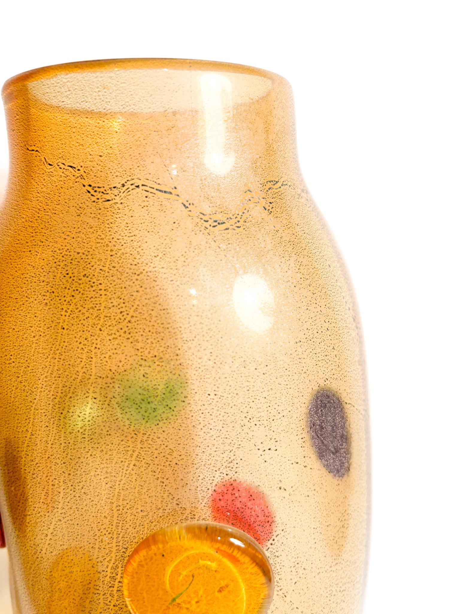 Vase multicolore en verre de Murano avec feuilles d'or, réalisé par La Murrina dans les années 1980.

Ø 12 cm h 33 cm

La Murrina est une entreprise de renom spécialisée dans la création de produits en verre exquis à Murano. La Murrina a été fondée