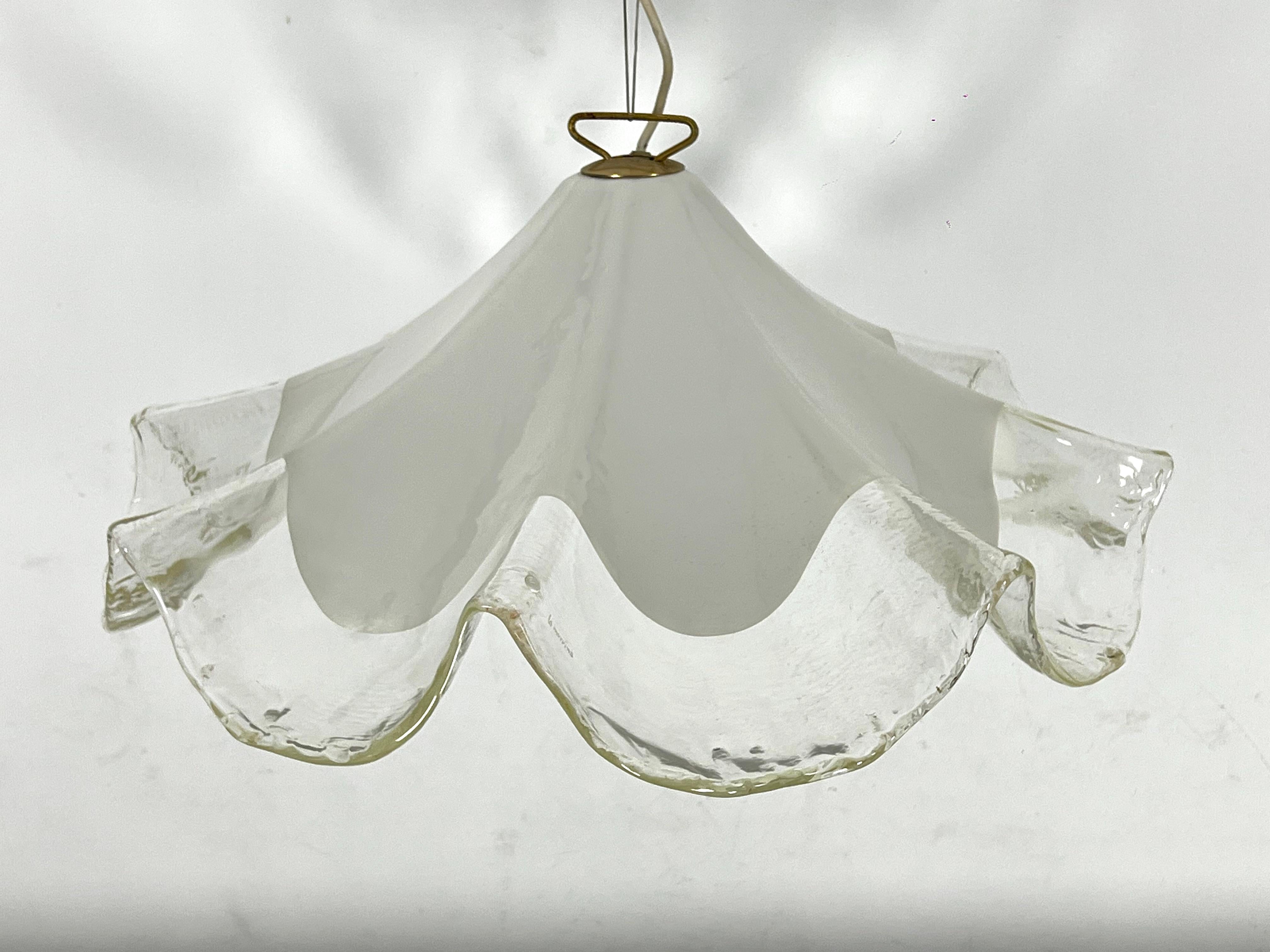 Große Hängeleuchte aus klarem und weißem Murano-Glas, hergestellt von La murrina in den 70er Jahren. Unterschrieben. Toller Vintage-Zustand mit normalen Alters- und Gebrauchsspuren. Keine Risse oder Chips. Voll funktionsfähig mit EU-Standard, bei