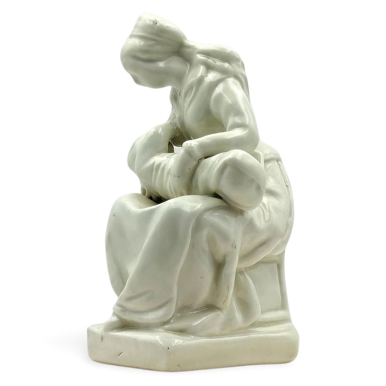 Importante figurine en porcelaine tendre représentant une infirmière nourrissant un nourrisson emmailloté. Probablement par Richard Chaffers ; et tiré de la version de Chelsea, qui à son tour provenait du potier Berthelemy de Blenod.

Pour une