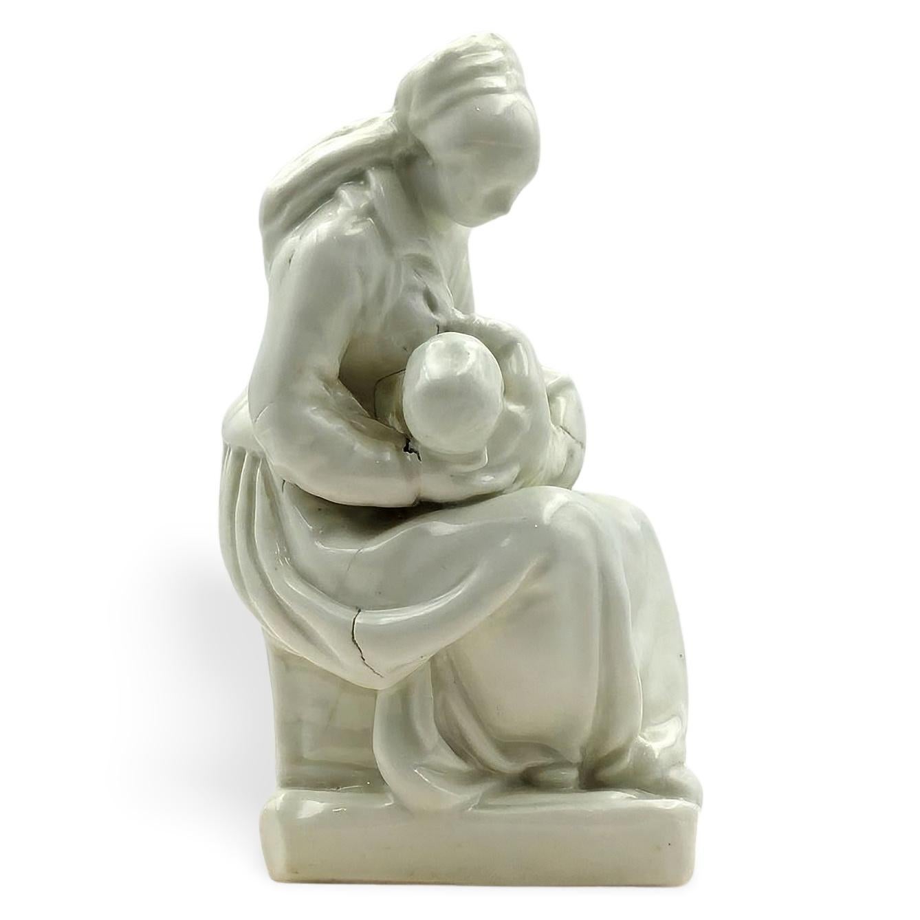XVIIIe siècle La Nourrice - Figure d'allaitement en porcelaine, Liverpool, vers 1759 en vente