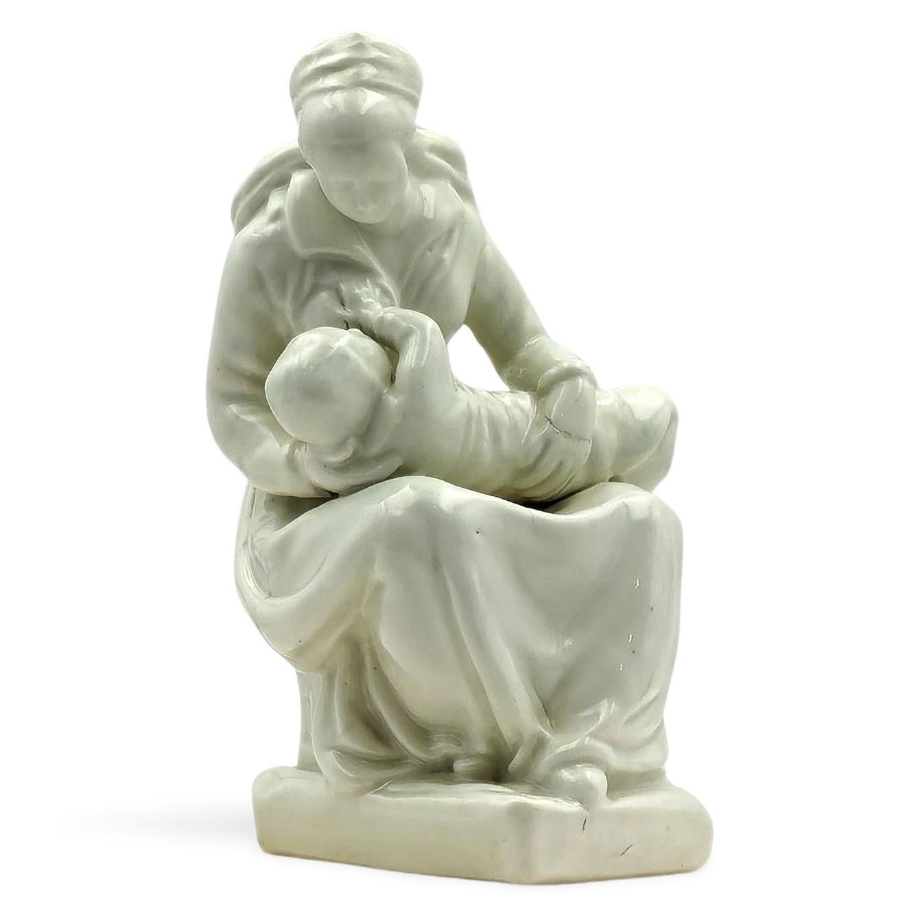 Porcelaine La Nourrice - Figure d'allaitement en porcelaine, Liverpool, vers 1759 en vente
