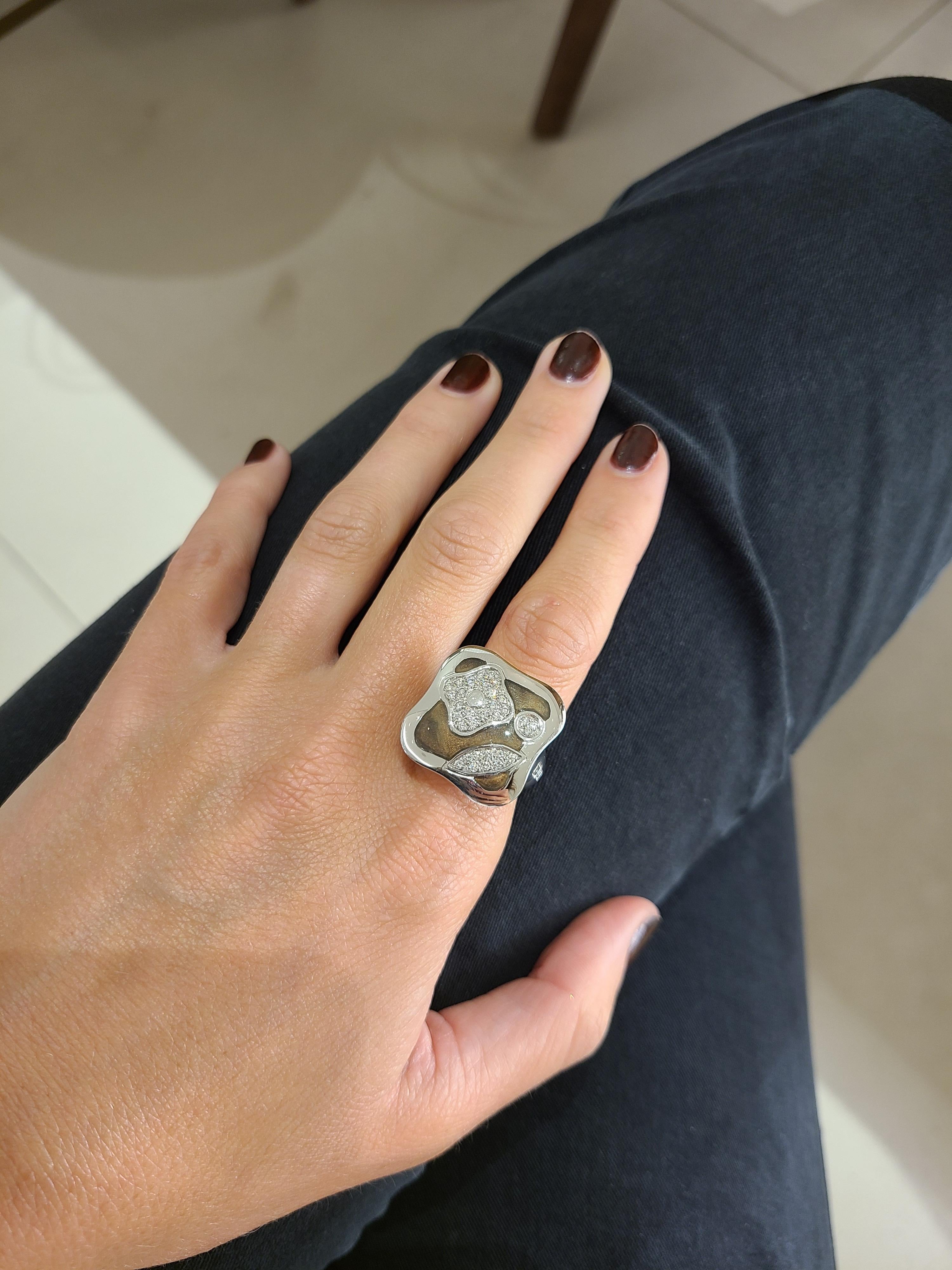 This 18 karat white gold ring was designed by the world renowned Italian company La Nouvelle Bague. They are known for their exquisite craftsmanship, marrying the classic with the modern.
This ring is from their  Fiori  collection. The word fiori
