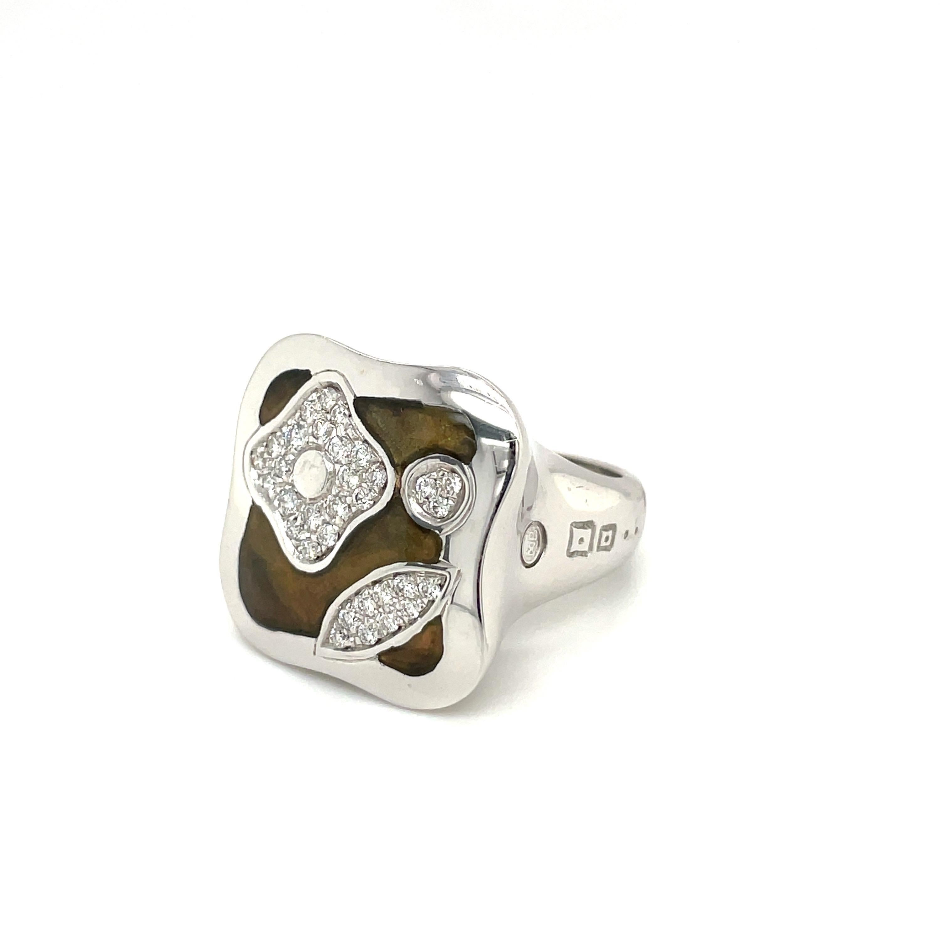 Moderne La Nouvelle Bague Fiori en or blanc 18 carats avec diamants et émail de 0,39 carat en vente