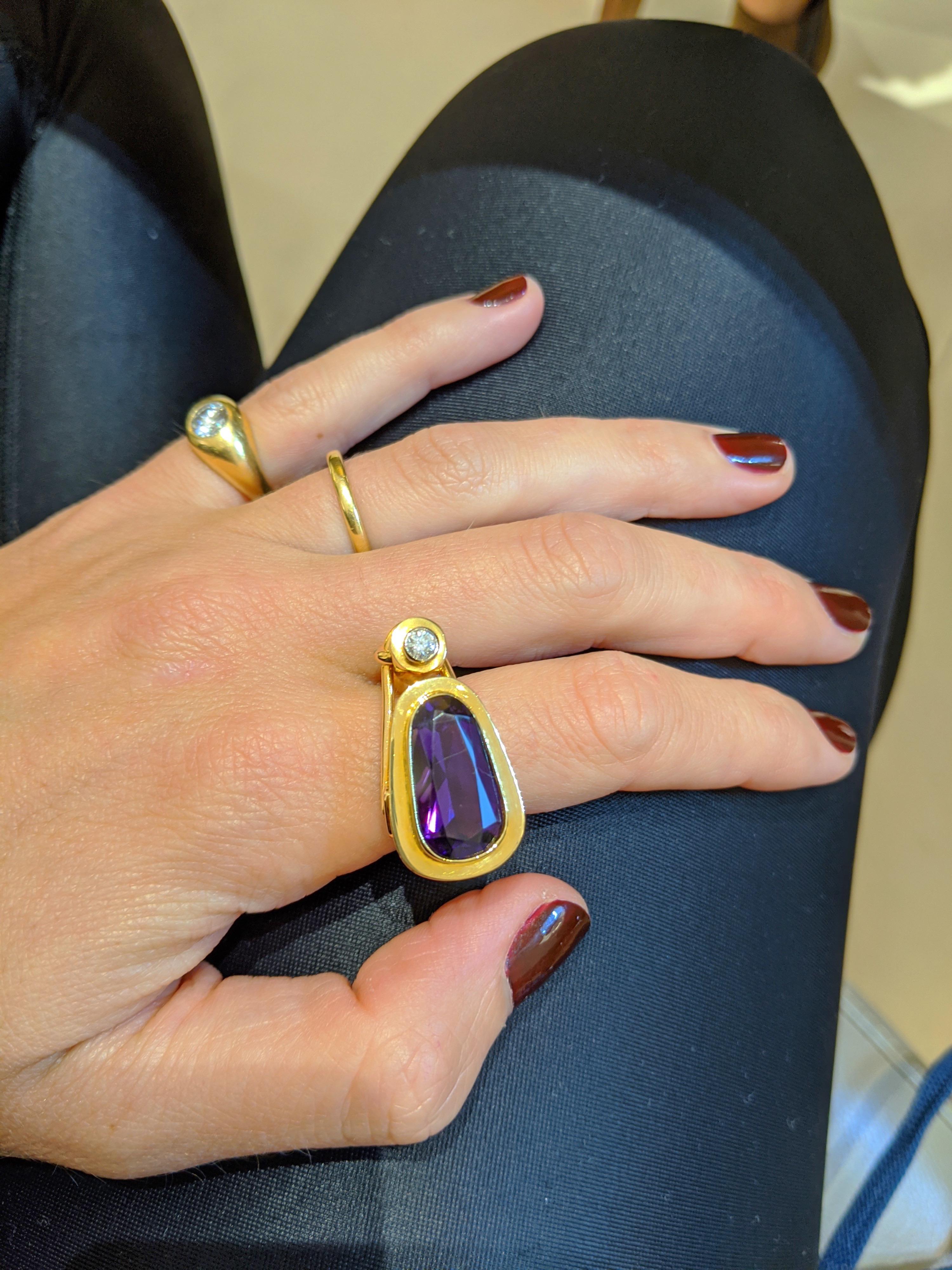 Este magnífico  rosa de 18 quilates y  amarillo  El anillo de oro está diseñado por la mundialmente conocida empresa italiana La Nouvelle Bague. Son conocidos por su exquisito trabajo del esmalte,  y su estilo propio, que combina lo clásico con lo