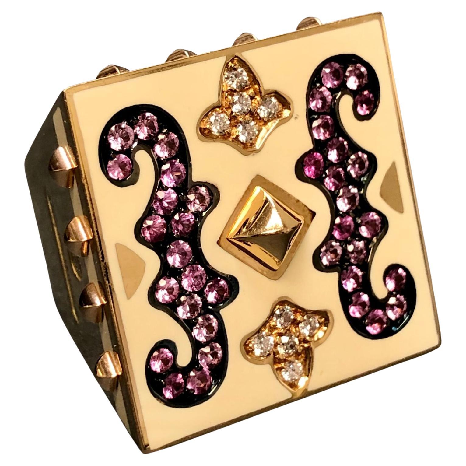 La Nouvelle Bague, bague cocktail à pointes carrées en or 18 carats, diamants, saphirs roses et émail