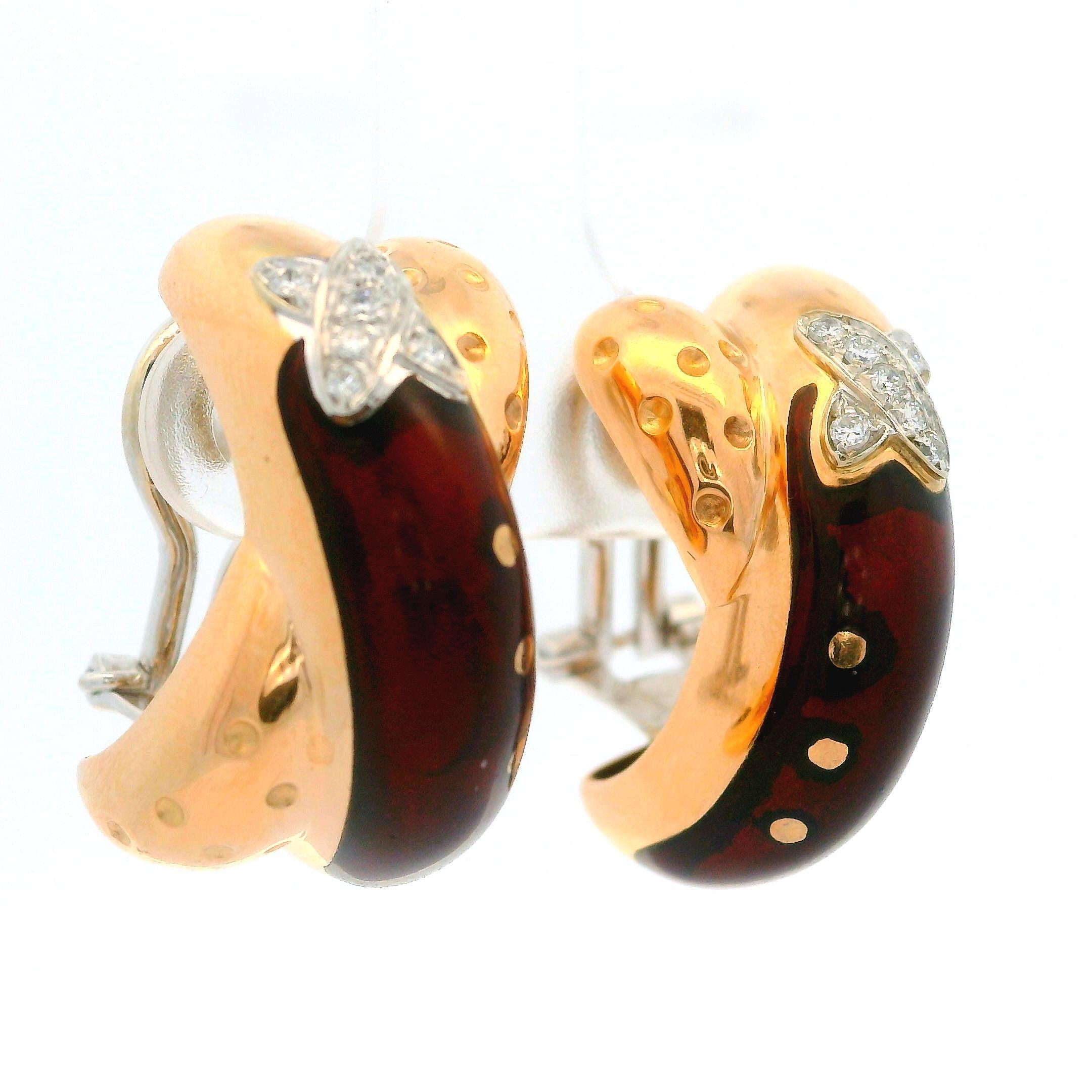 --Piedra(s):--
(14) Diamantes auténticos naturales - Talla brillante redonda - Engastados - Color F/G - Claridad VS1/VS2 - 0,10ctw (aprox.)

Material: Oro amarillo macizo de 18 quilates con cestas de oro blanco y esmalte rojo
Peso: 16,57