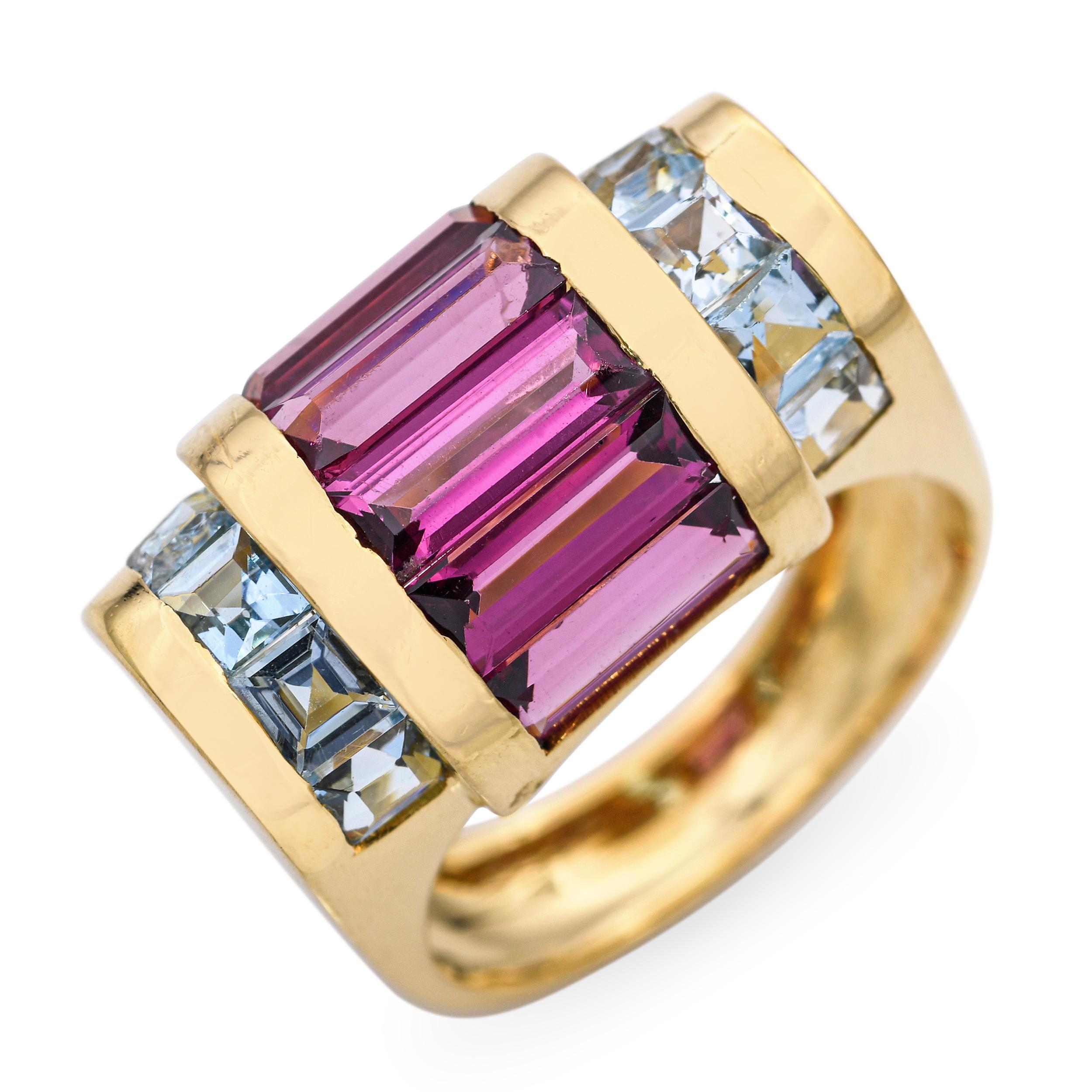 Cette bague de style vintage est fabriquée en or jaune 18 carats et comporte des pierres précieuses tourmaline et aigue-marine serties dans un design audacieux et sculptural. Les pierres sont serties en canal, créant un flux de couleurs lisse et