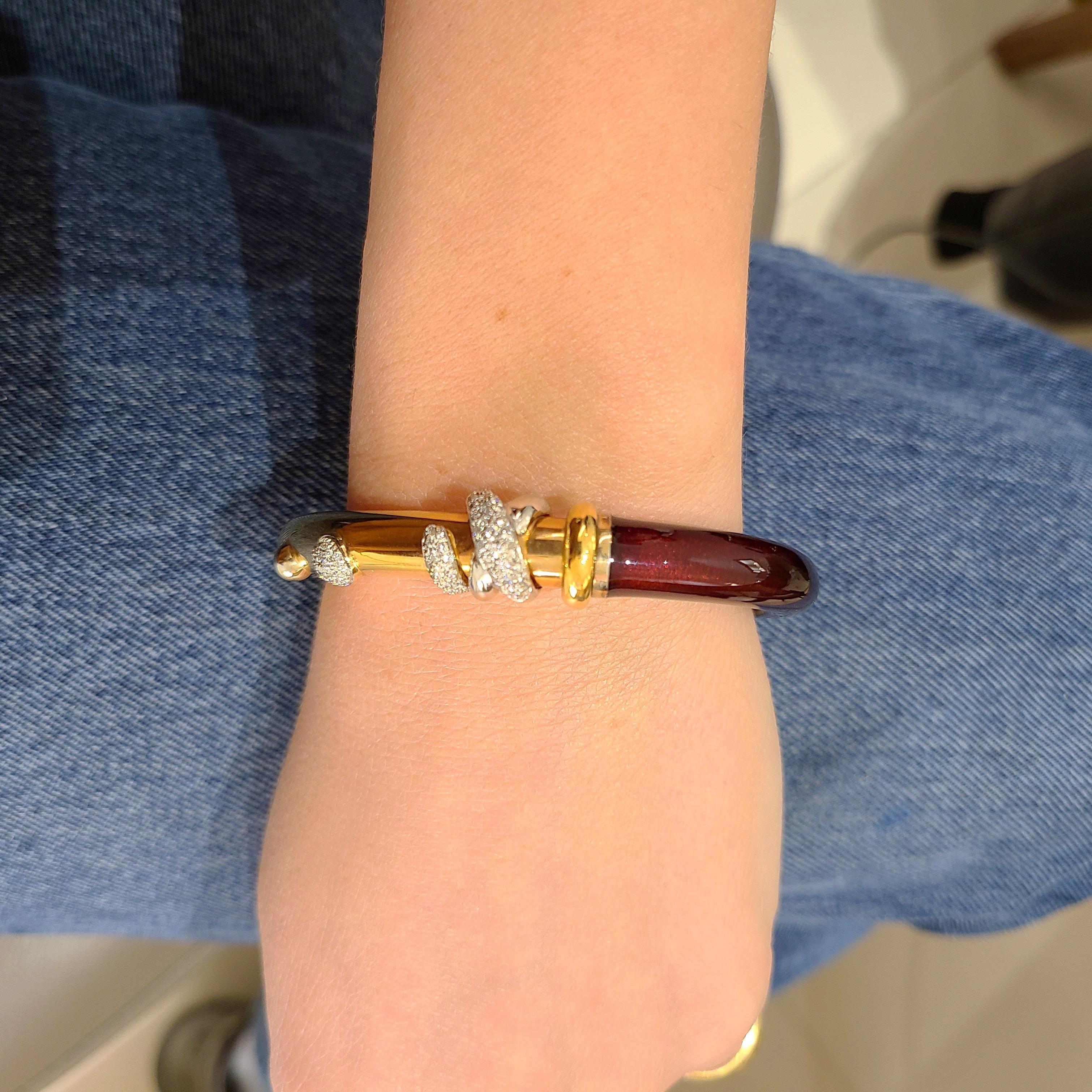 Ce site  Le bracelet en or rose 18 carats est conçu par la société italienne de renommée mondiale La Nouvelle Bague. Ils sont connus pour leur savoir-faire exquis, mariant le classique et le moderne.
Le bracelet est conçu avec de l'émail bordeaux et