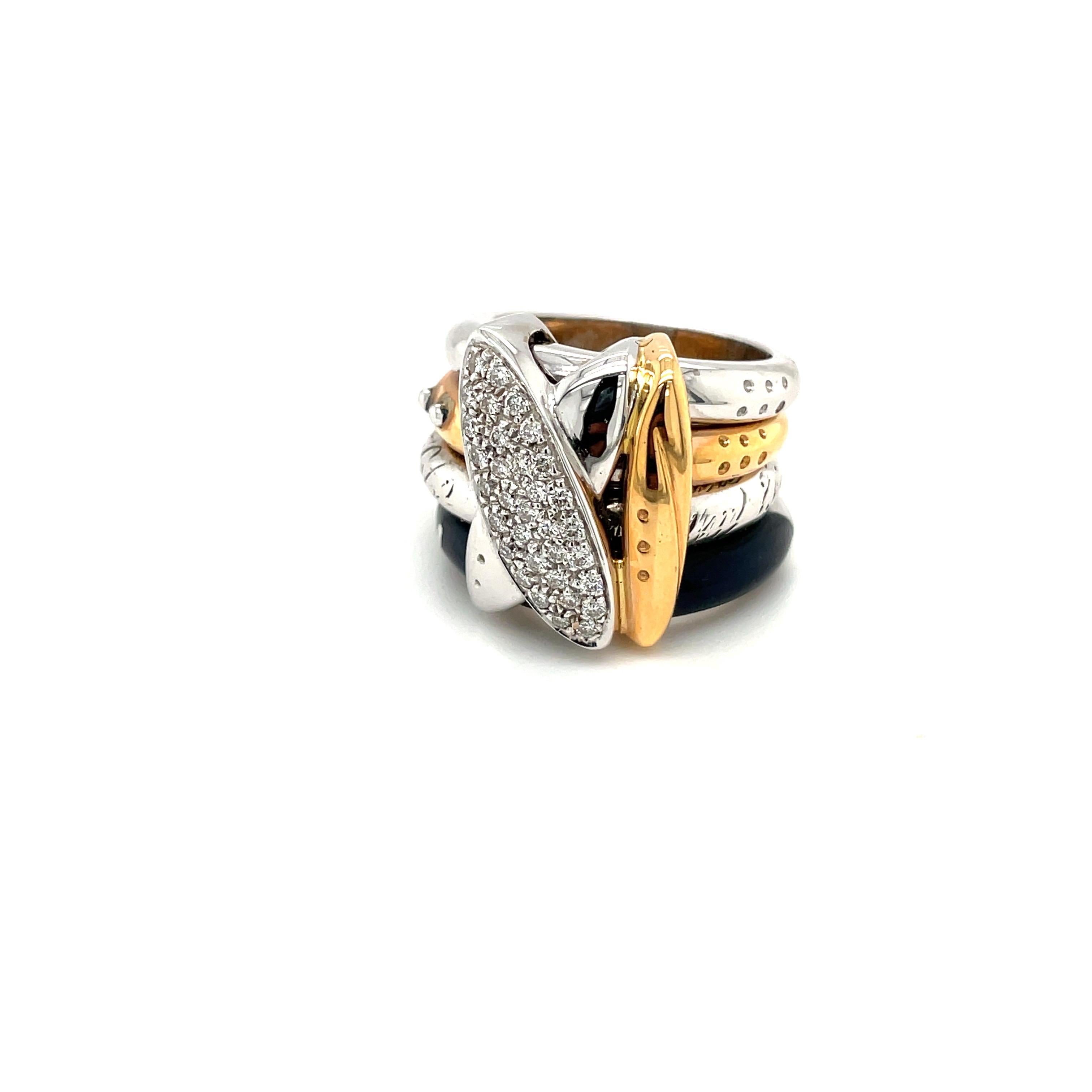 Cette bague en or 18 carats est conçue par la société italienne de renommée mondiale La Nouvelle Bague. Ils sont connus pour leur artisanat exquis, mariant le classique et le moderne.
L'anneau est composé de 4 bandes, 2 en or blanc, 1 en or rose et