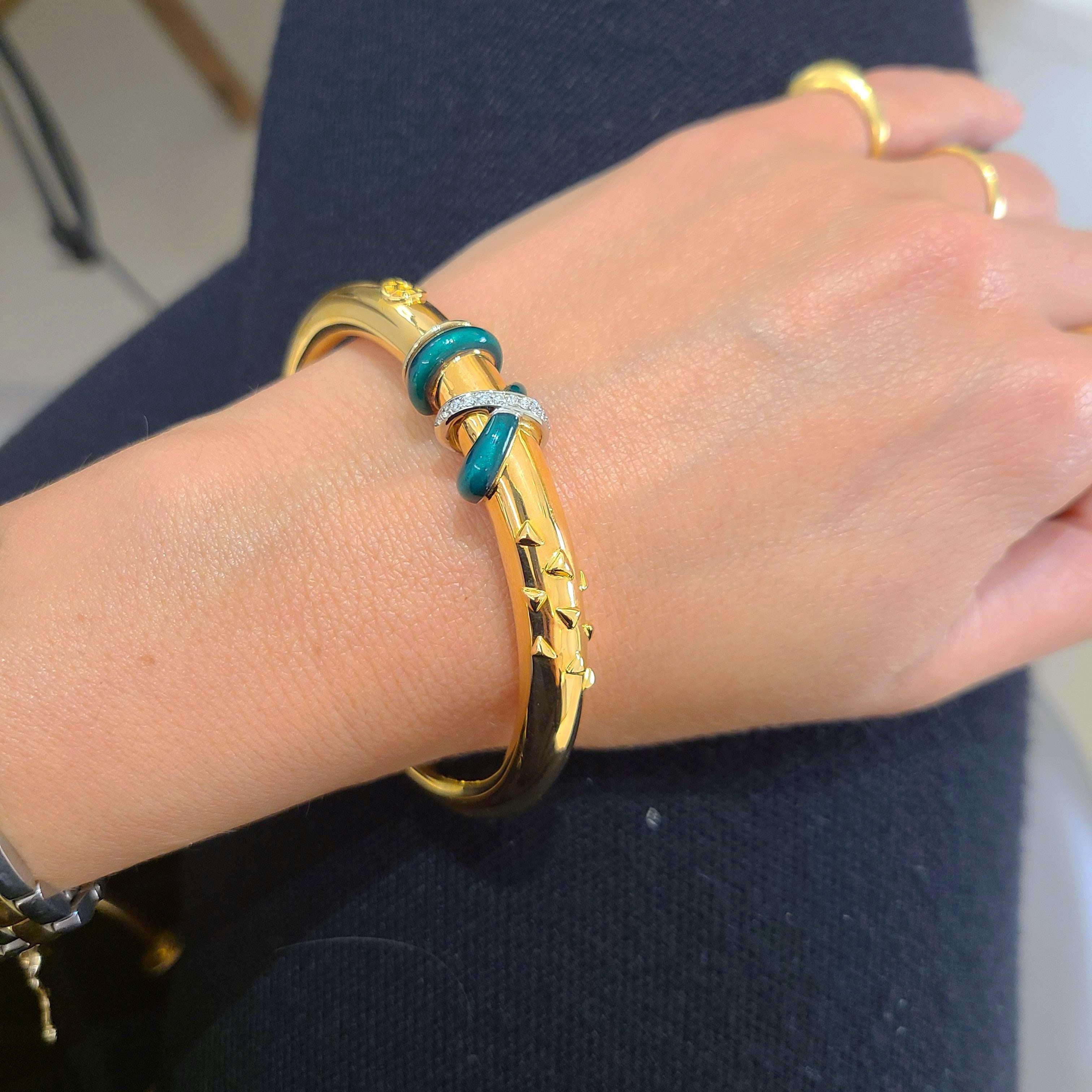 Ce magnifique bracelet en or jaune 18 carats est conçu par la société italienne de renommée mondiale La Nouvelle Bague. Ils sont connus pour leur travail d'émail exquis, mariant le classique et le moderne.
Ce bracelet est en or jaune poli avec des