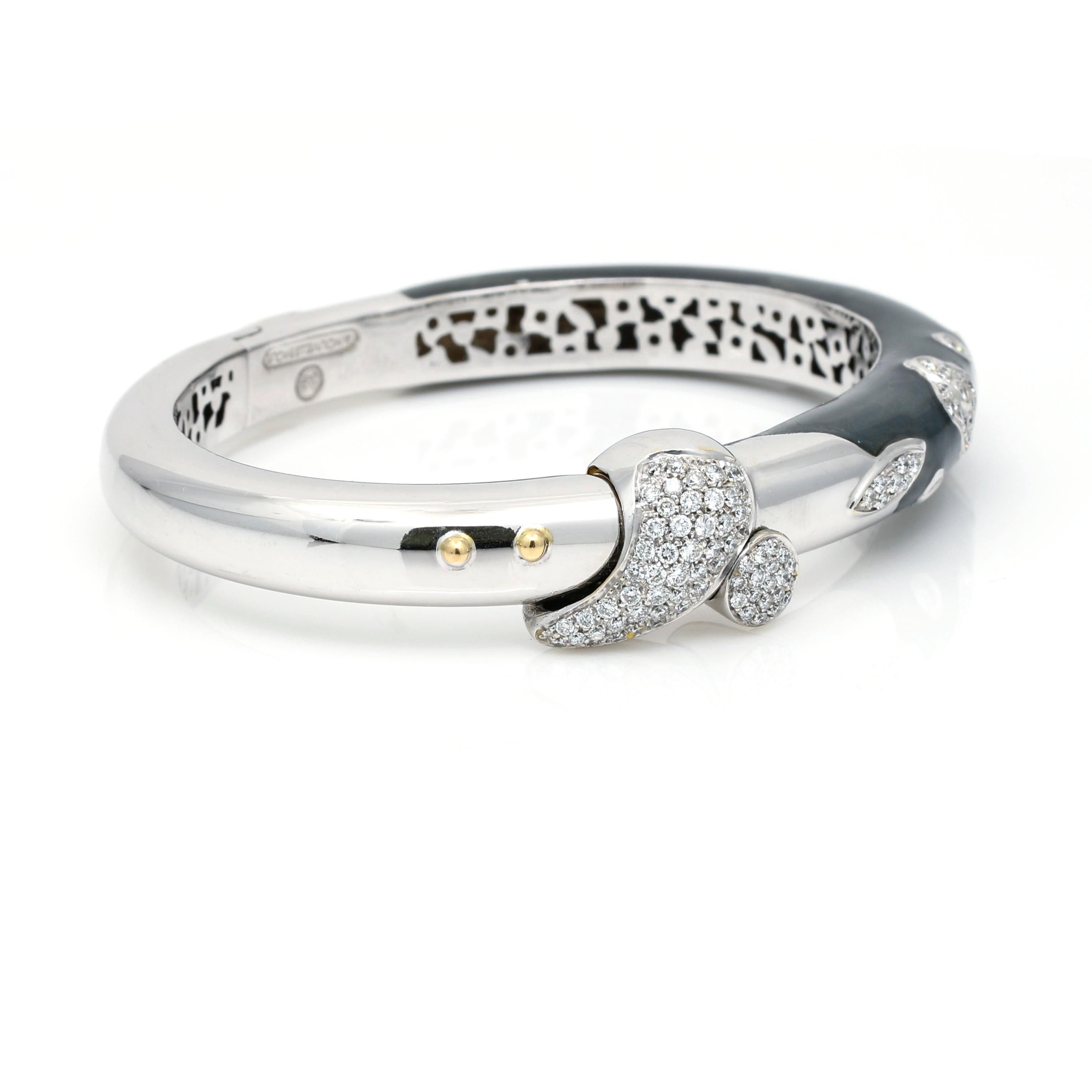 Der Armreif La Nouvelle Bague mit grauer Emaille und Diamanten ist ein luxuriöses Stück im Vintage-Stil für eine Frau, die außergewöhnliche Qualität sucht. Er ist aus 18 Karat Weißgold gefertigt und verfügt über eine polierte Oberfläche und graue