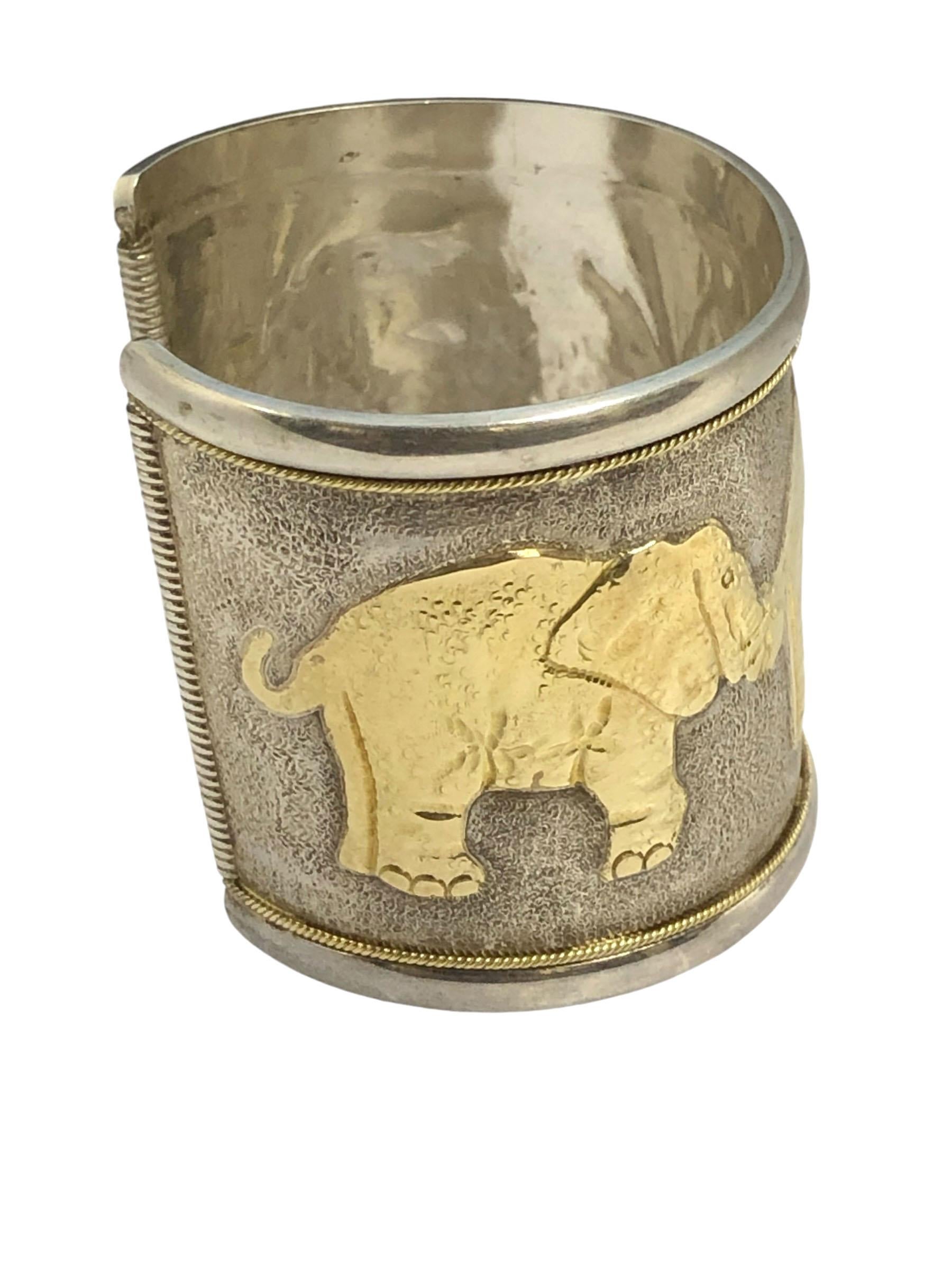 Bracciale Elefante di La Nouvelle Bague degli anni '90, misura 2 pollici di larghezza con una misura interna di 5 3/4 pollici e un'apertura di 1 3/16 pollici. Tutti fabbricati e rifiniti a mano con elefanti in oro giallo 18 carati applicati. 