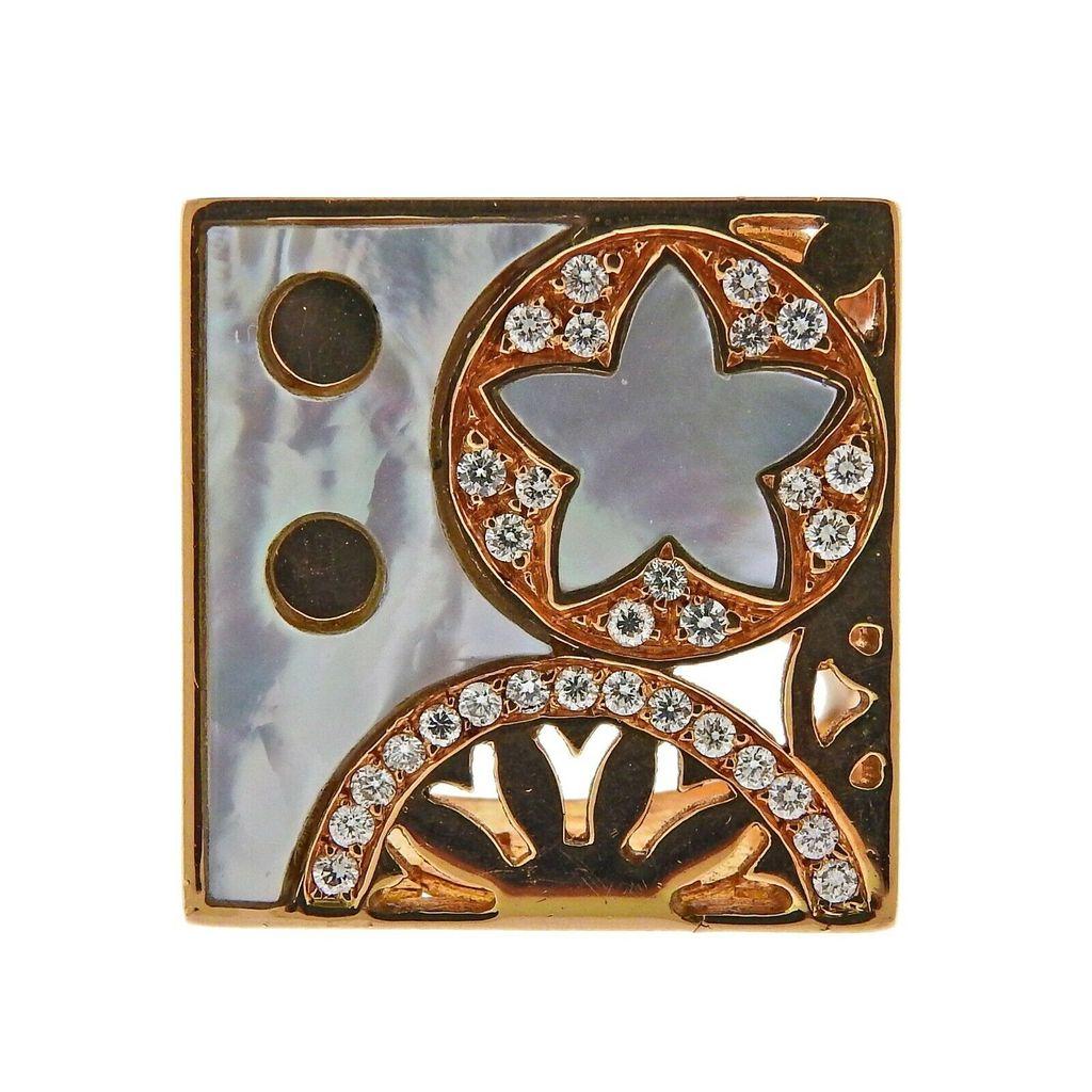18k rose gold square top ring by La Nouvelle Bague, decorated with inlay mother of pearl(tiny chip on the top) and 0.33ctw in H/Vs diamonds.
~ Brand new, Store sample. Tags removed for photographing ~
Weight is 17.9 grams. Marked Ring size - 7.75,