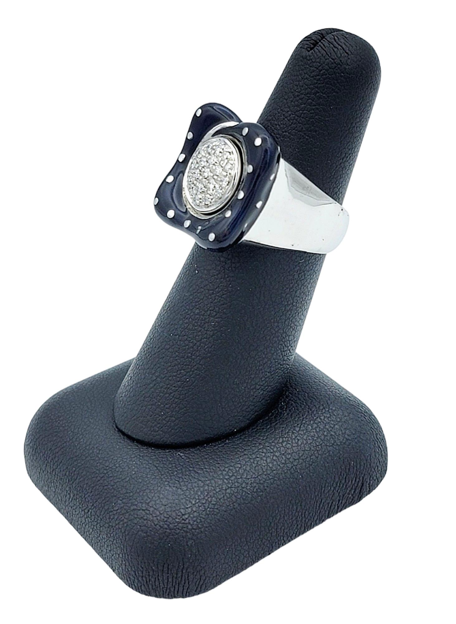 La Nouvelle Bague, bague en or 18 carats avec grappe de diamants ronds et émail bleu carré en vente 4