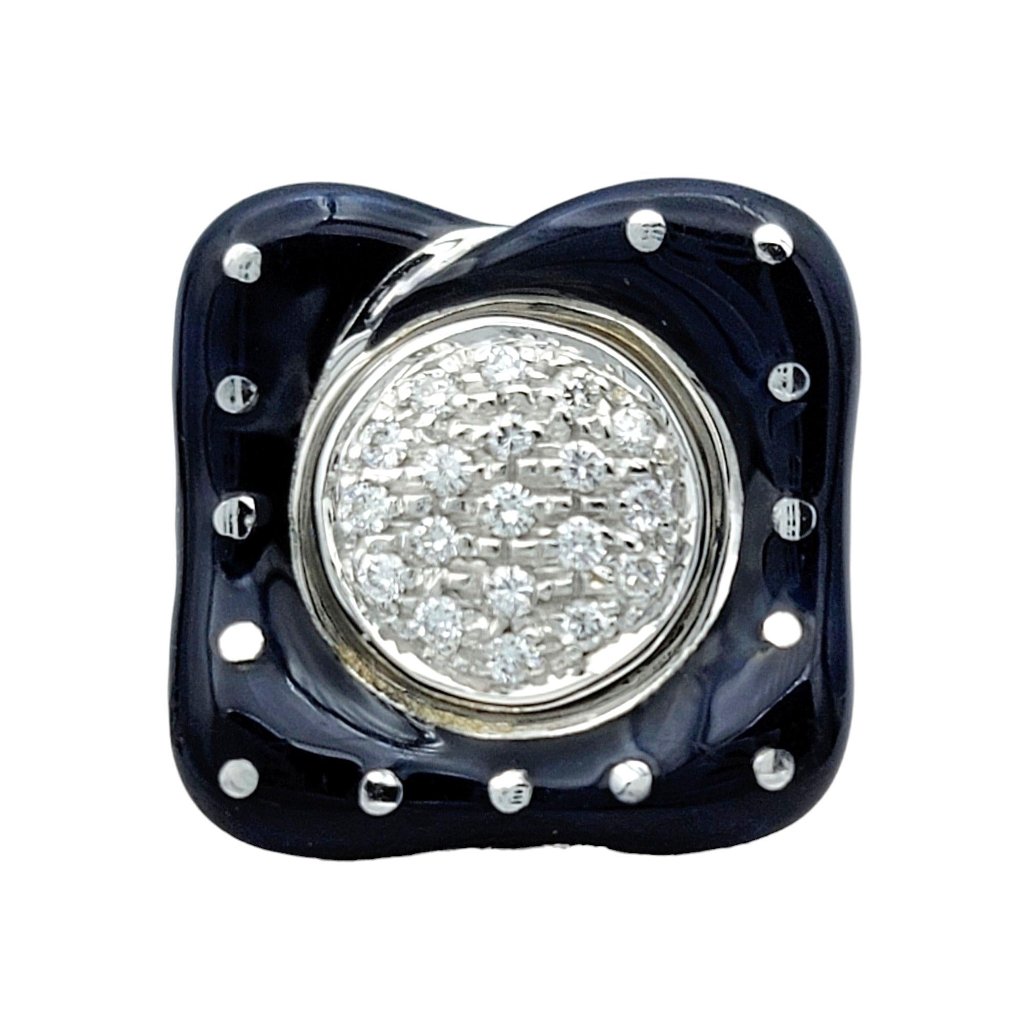 Ring Größe: 6.5

Der Diamant-Cluster-Ring La Nouvelle Bague ist ein atemberaubendes Zeugnis zeitgenössischer Eleganz. Dieser Ring aus strahlendem 18-karätigem Weißgold besticht durch sein fesselndes Design, das von einer exquisiten blauen,