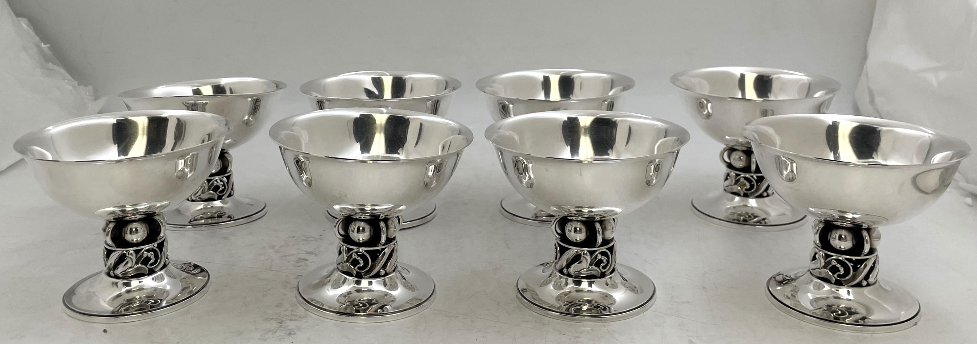 Diseñado por Alphonse La Paglia para International Sterling, juego de 8 cuencos de postre de plata de ley de estilo Moderno de Mediados de Siglo y elegante diseño geométrico. Miden 3 1/4'' de altura por 4'' de diámetro en la parte superior, pesan 45