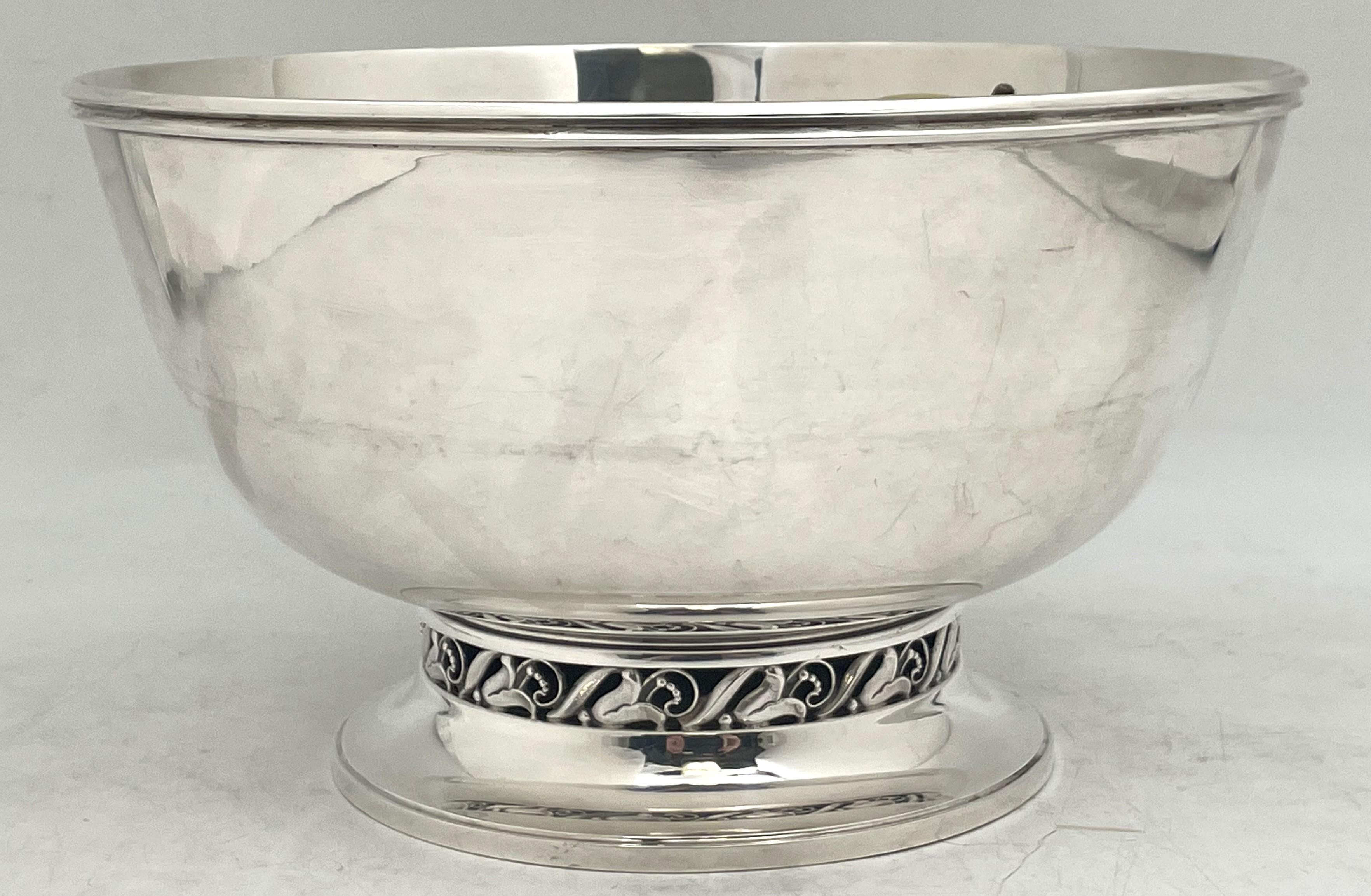 Conçu par Alphonse La Paglia pour International Sterling, bol en argent sterling, de style Mid-Century Modern et dans le style Georg Jensen, au design élégant et géométrique, orné de motifs floraux stylisés et percés à la base. Il mesure 10'' de