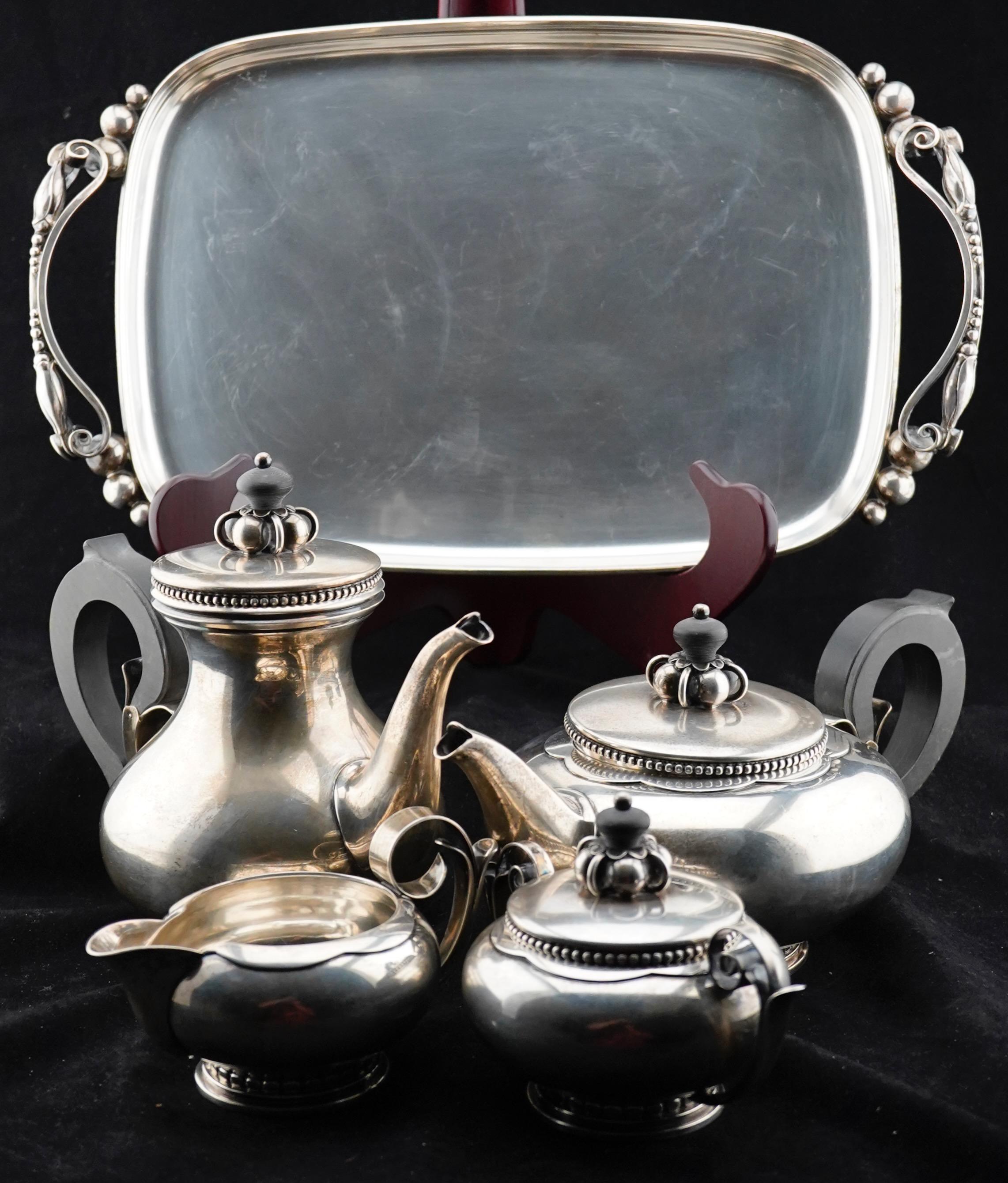 Service à thé en argent sterling conçu par Alphonse La Paglia dans le style moderne du milieu du siècle dernier.  Alphonse La Paglia (1907-1953) était un orfèvre d'origine sicilienne qui a étudié et s'est formé auprès de Georg Jensen et de Georg