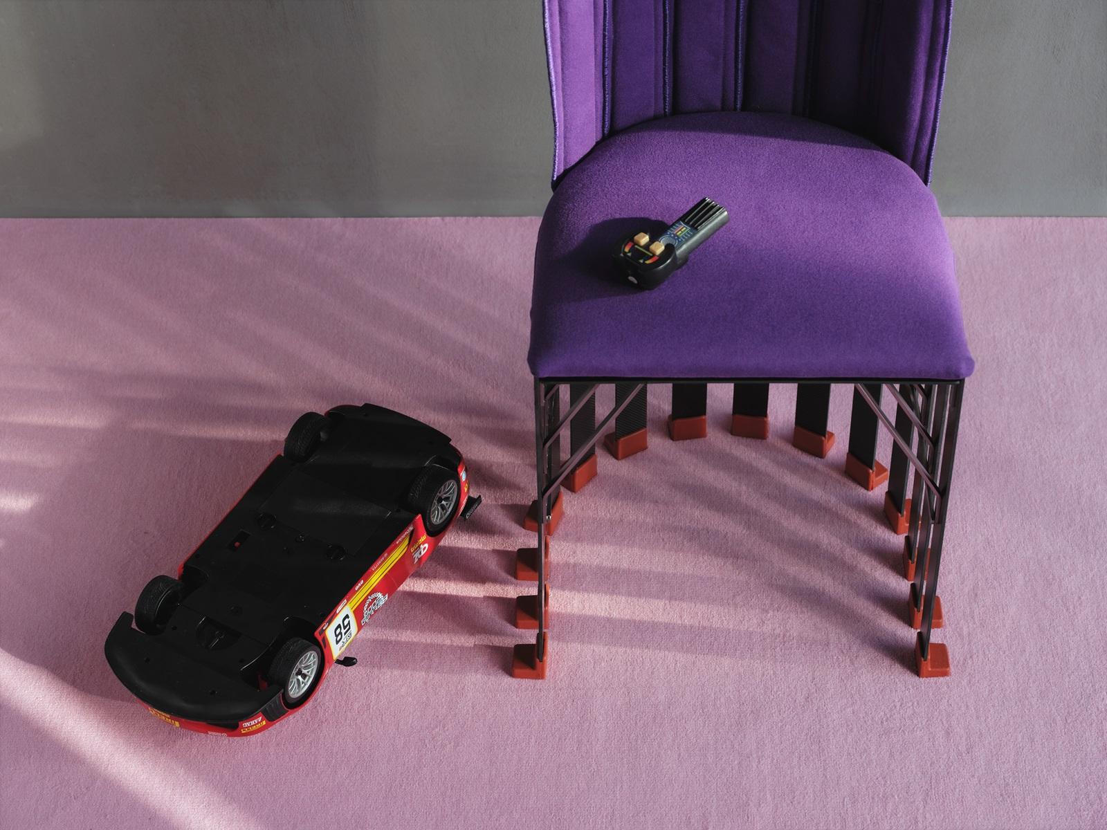 The Pagnottina chair is light and versatile, available in many different coverings. Like the Pagnotta armchair from the same series, La Pagnottina is made up of fourteen carbon-fibre legs defining its solid structure. The back and seat are